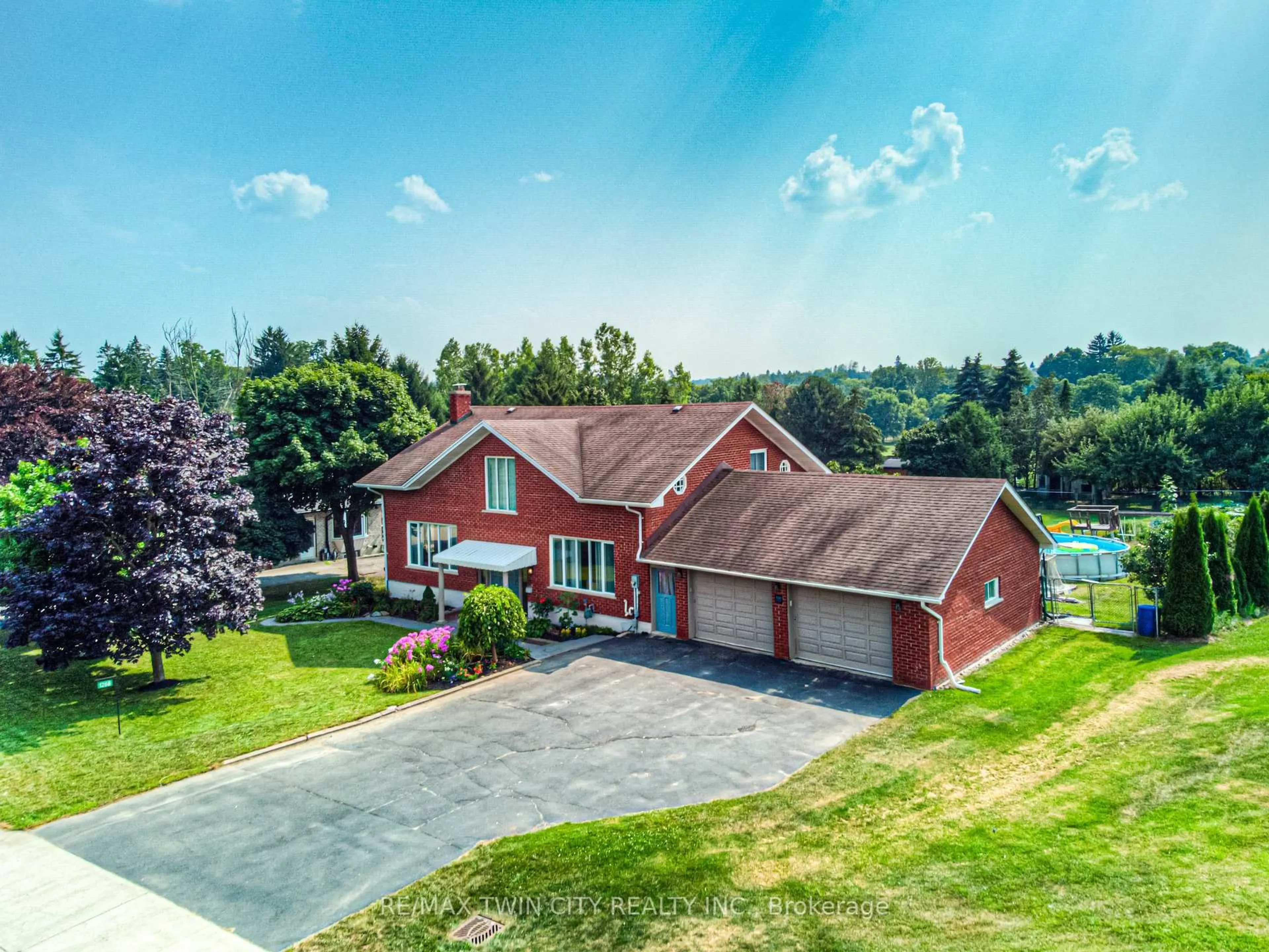 A pic from outside/outdoor area/front of a property/back of a property/a pic from drone, unknown for 1268 Notre Dame Dr Dr, Wilmot Ontario N0B 0B2