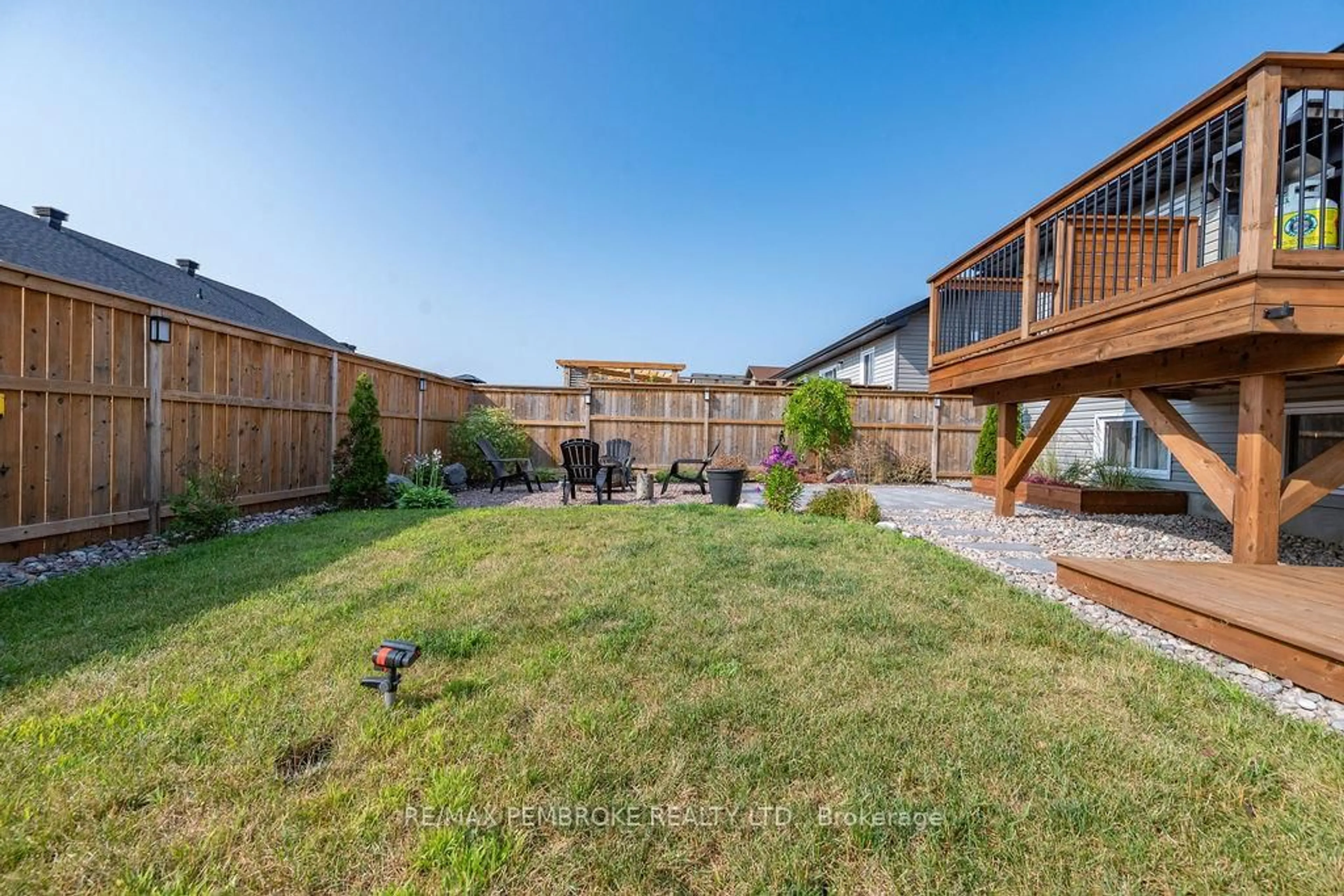 Patio, unknown for 13 Drew St, Petawawa Ontario K8H 0G4