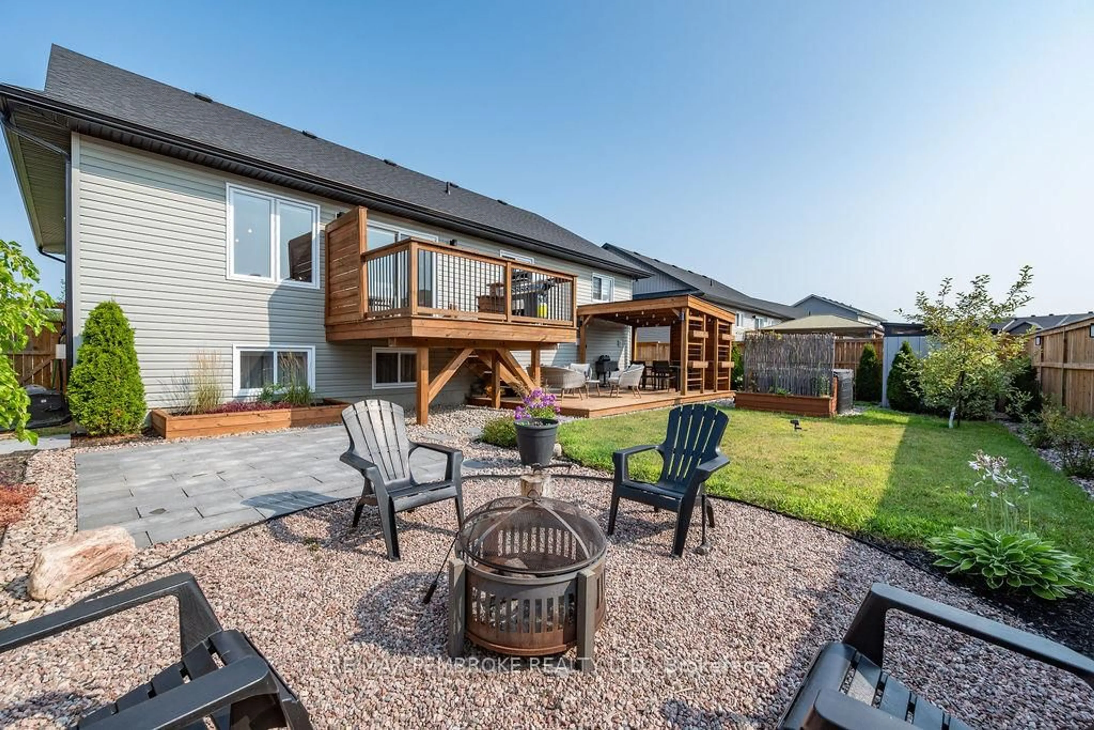 Patio, mountain view for 13 Drew St, Petawawa Ontario K8H 0G4