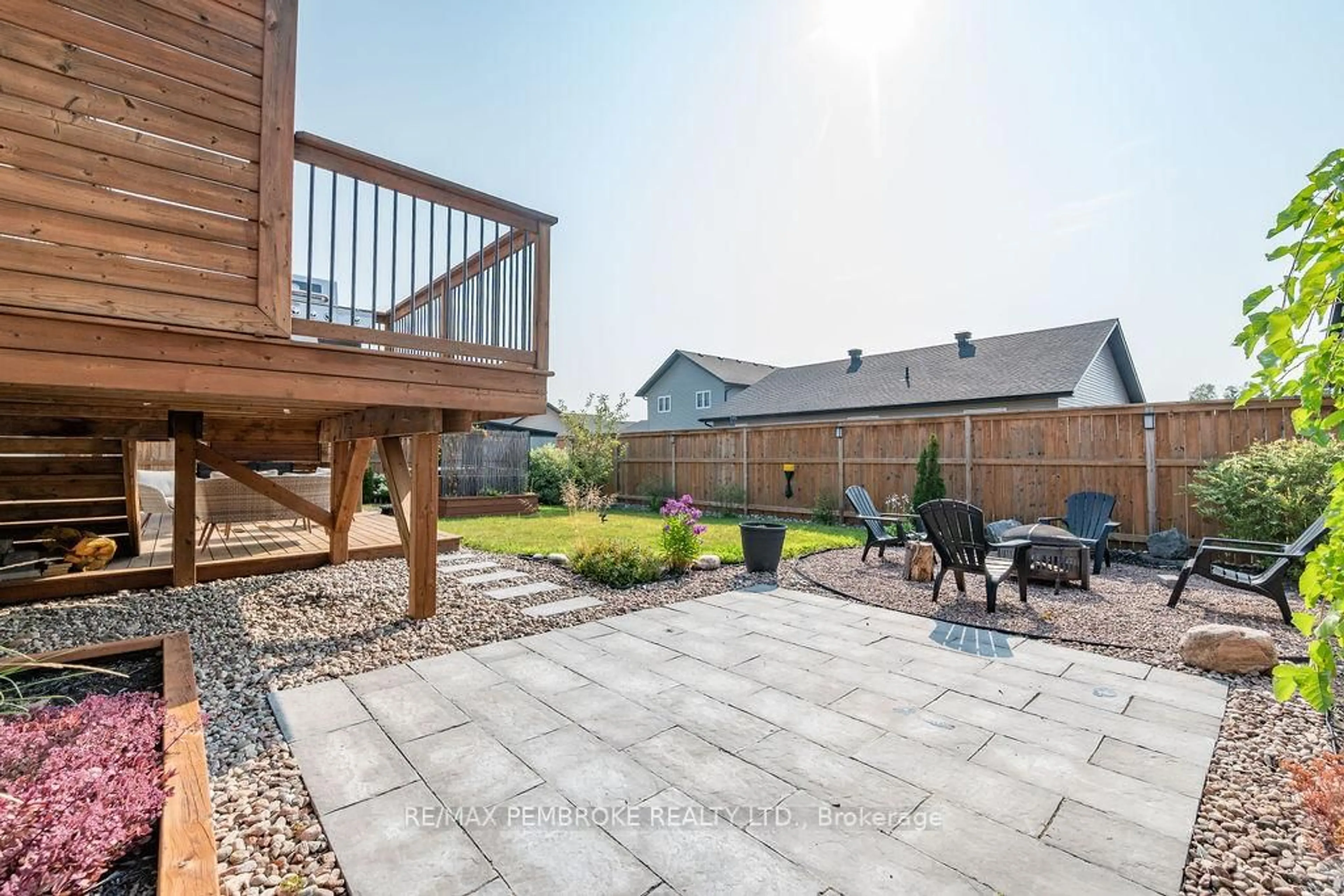 Patio, unknown for 13 Drew St, Petawawa Ontario K8H 0G4