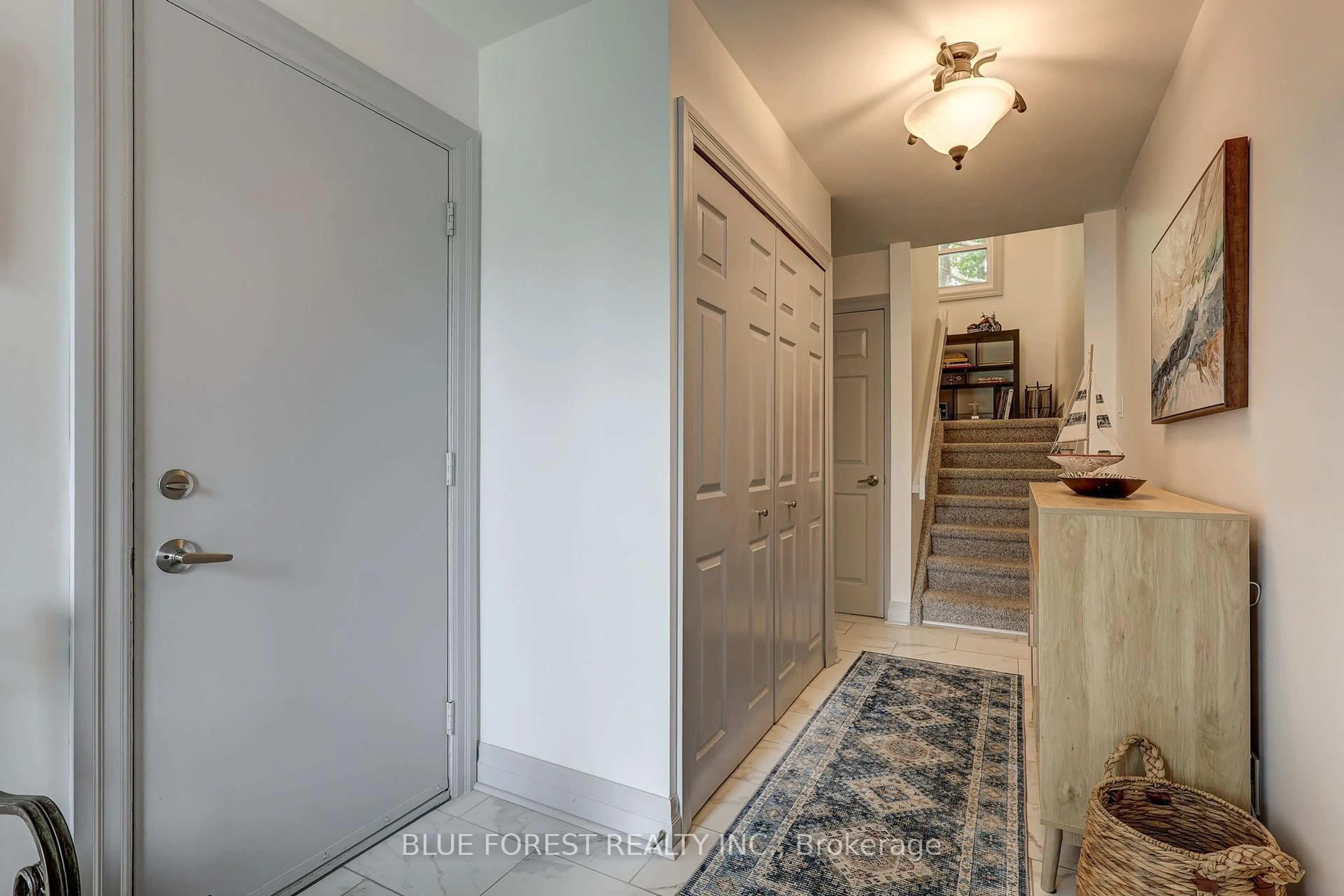 Indoor entryway for 374 Front St #26, Central Elgin Ontario N5L 1E9