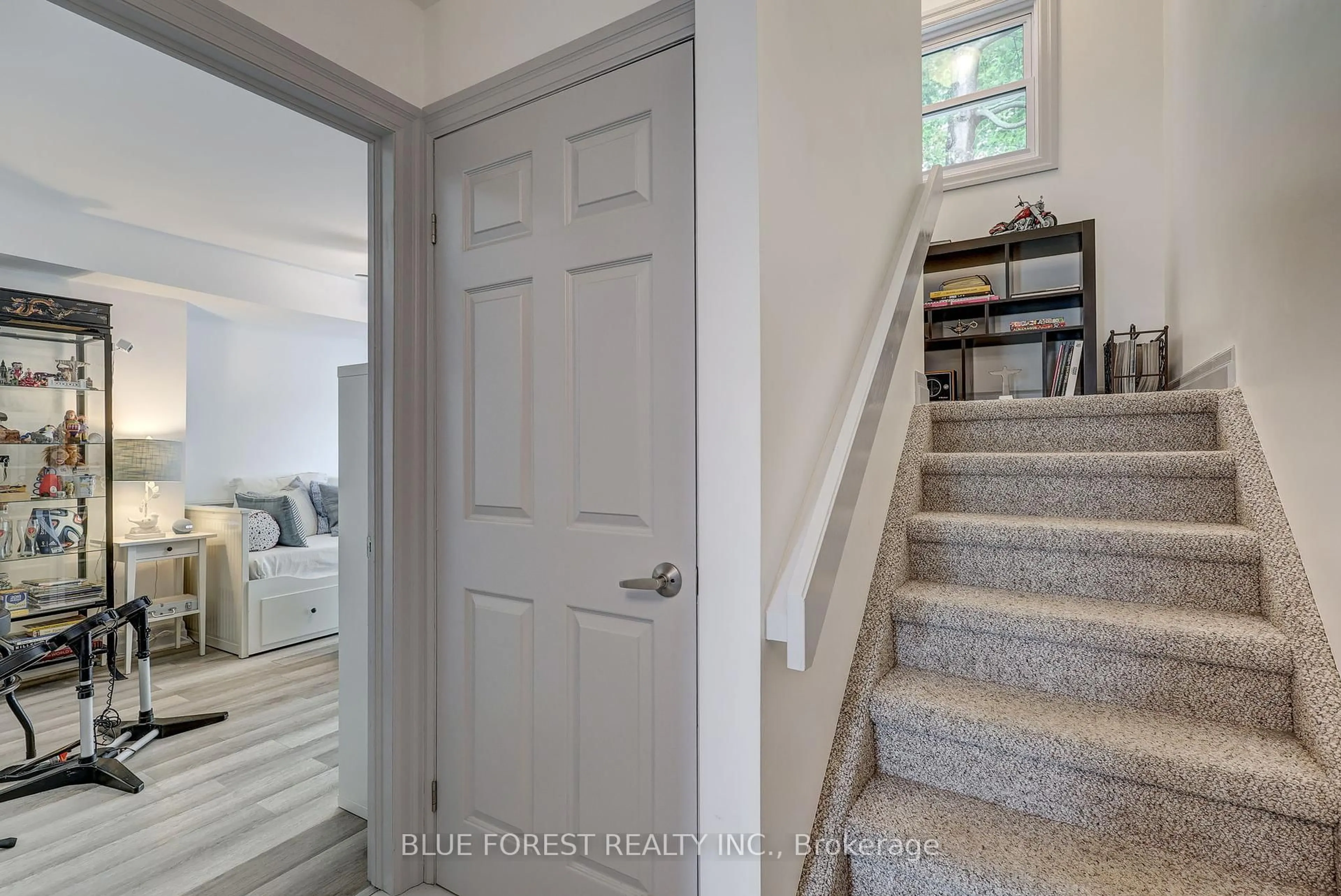 Indoor entryway for 374 Front St #26, Central Elgin Ontario N5L 1E9