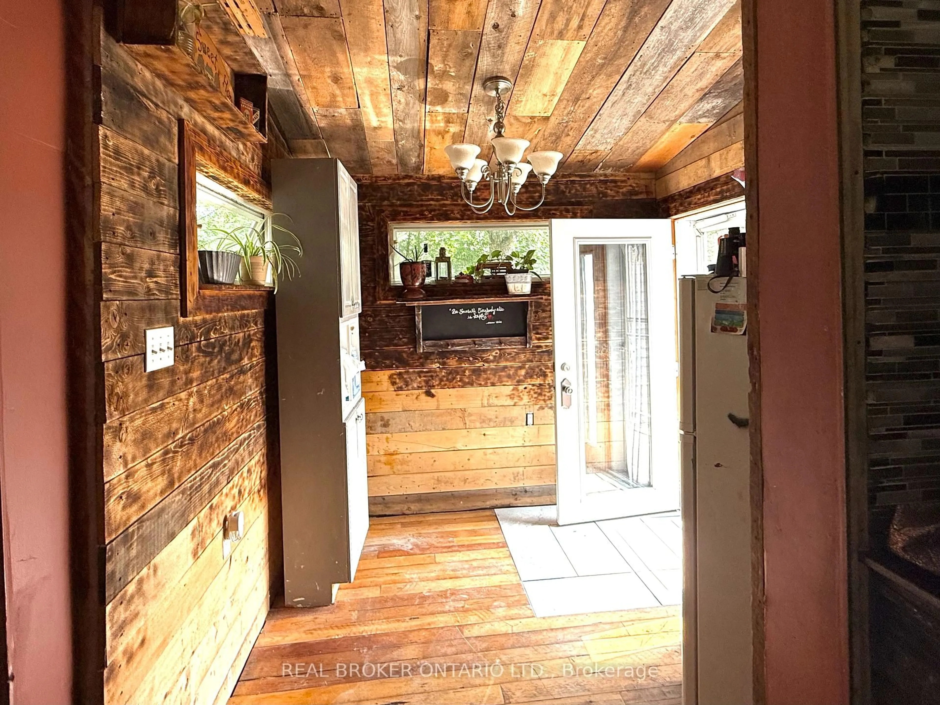 Indoor entryway for 2401 Totem Ranch Rd, North Grenville Ontario K0G 1T0