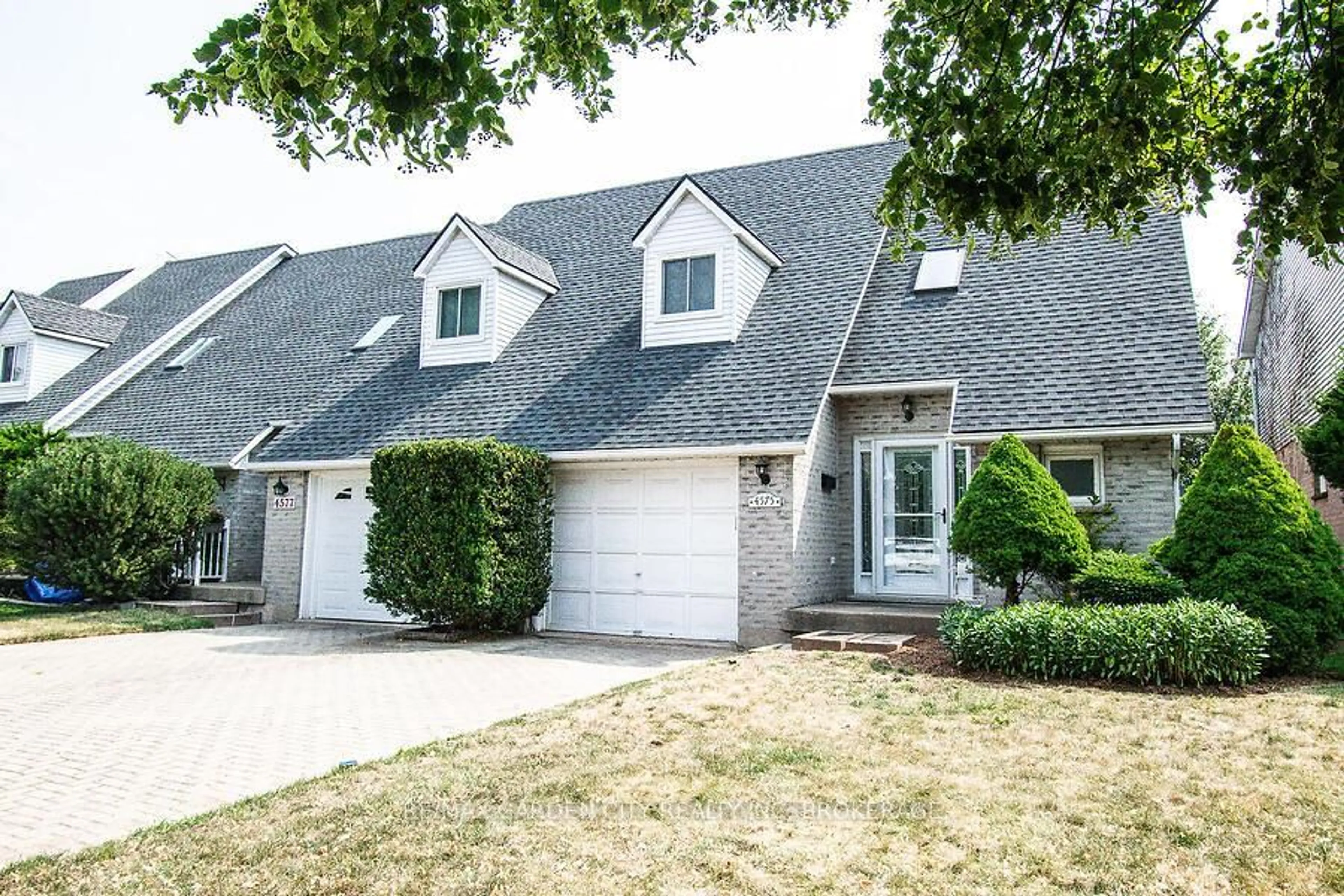 Home with vinyl exterior material, street for 4575 Juniper Crt, Lincoln Ontario L3J 0C8