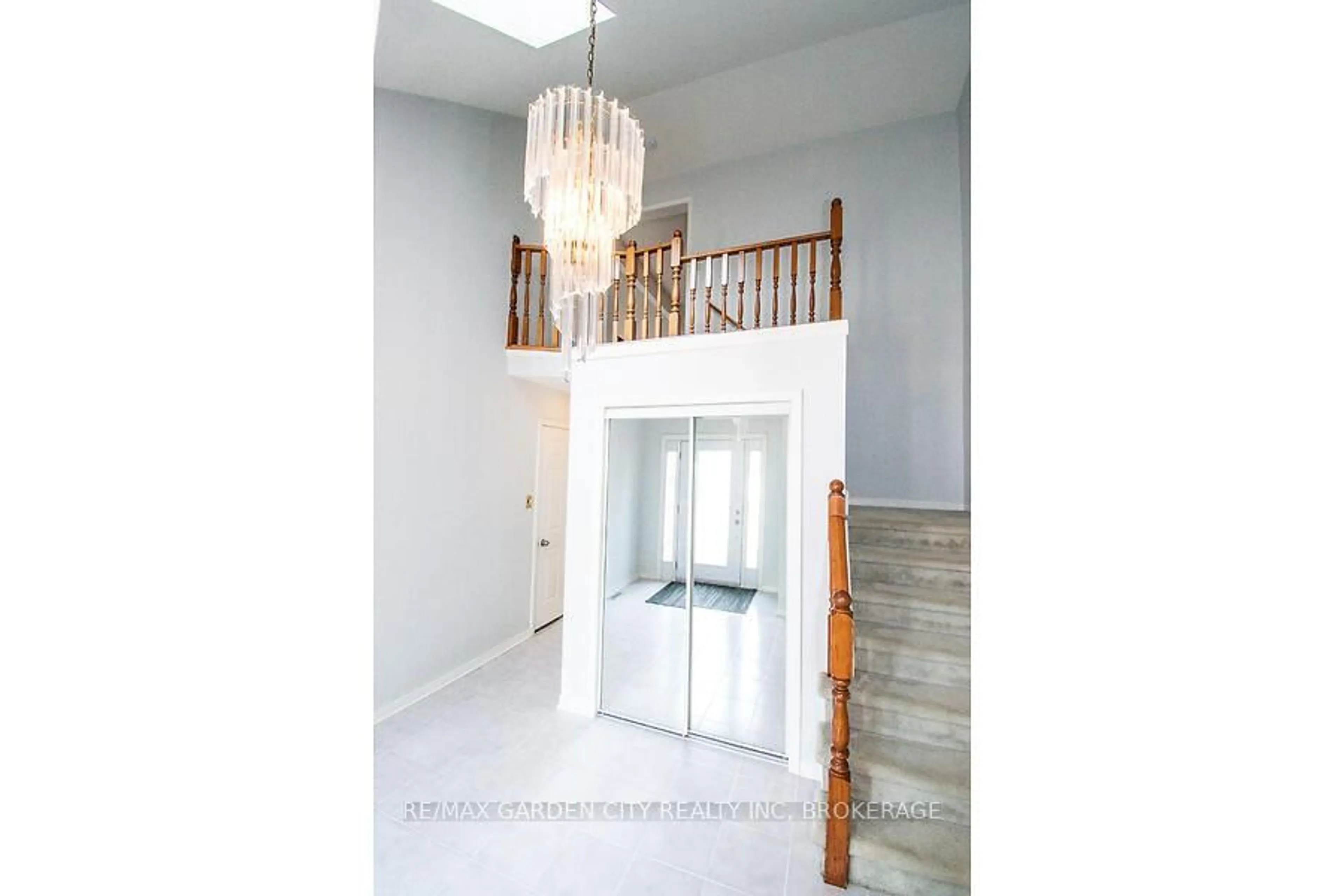 Indoor foyer for 4575 Juniper Crt, Lincoln Ontario L3J 0C8
