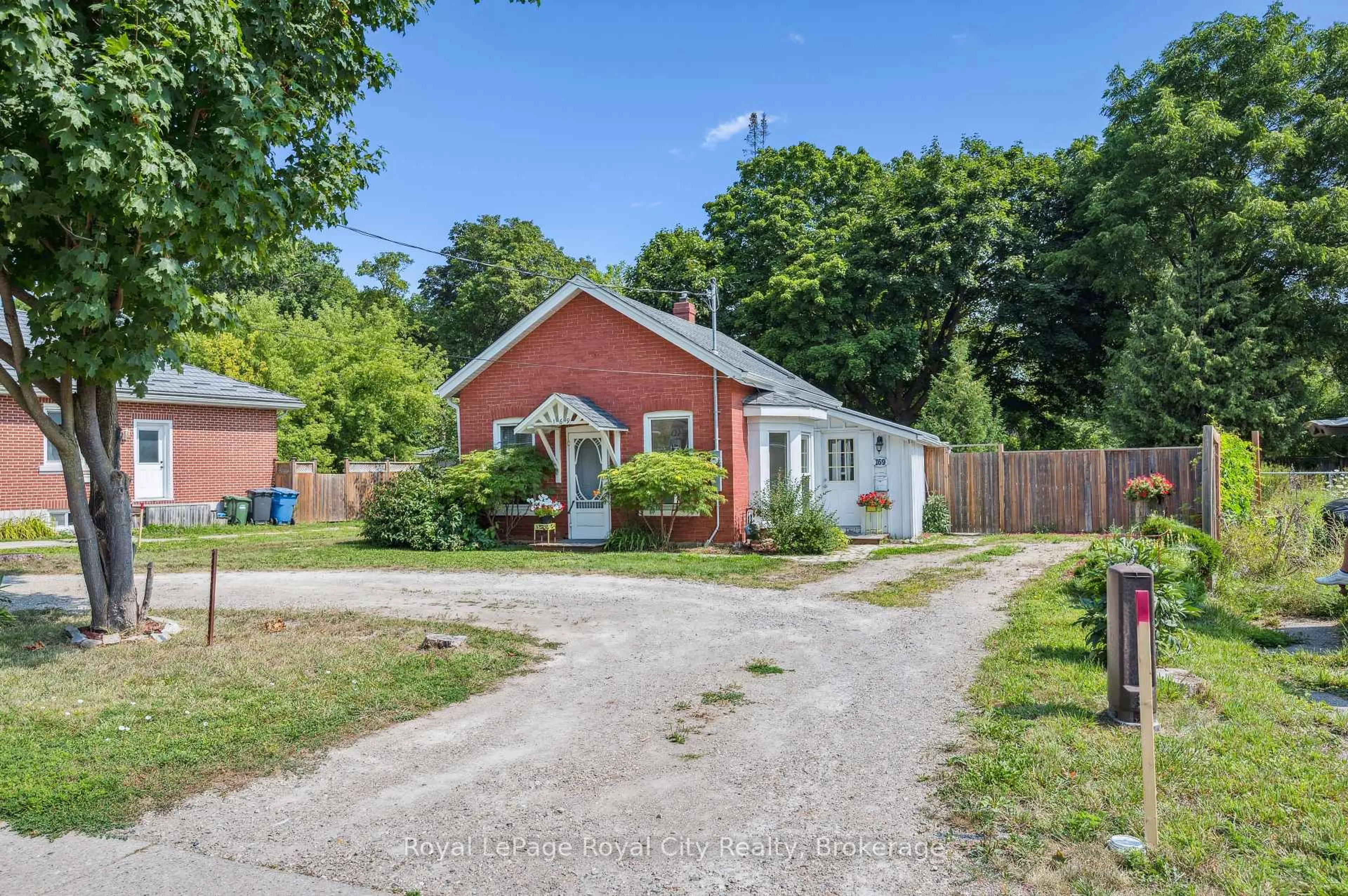 A pic from outside/outdoor area/front of a property/back of a property/a pic from drone, street for 169 Edinburgh Rd, Guelph Ontario N1H 5R6