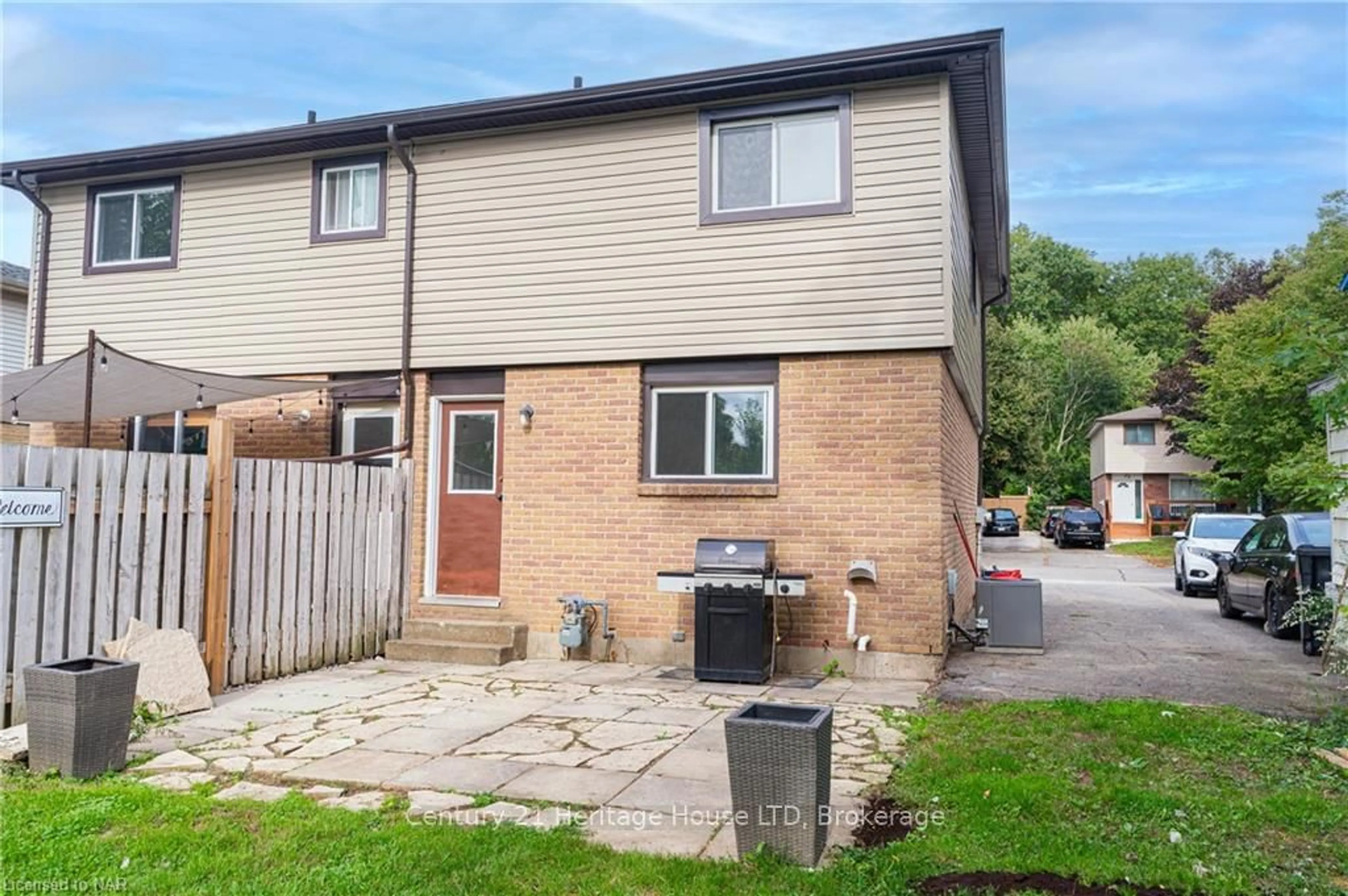 A pic from outside/outdoor area/front of a property/back of a property/a pic from drone, street for 78 SILVAN Dr, Welland Ontario L3C 6C3