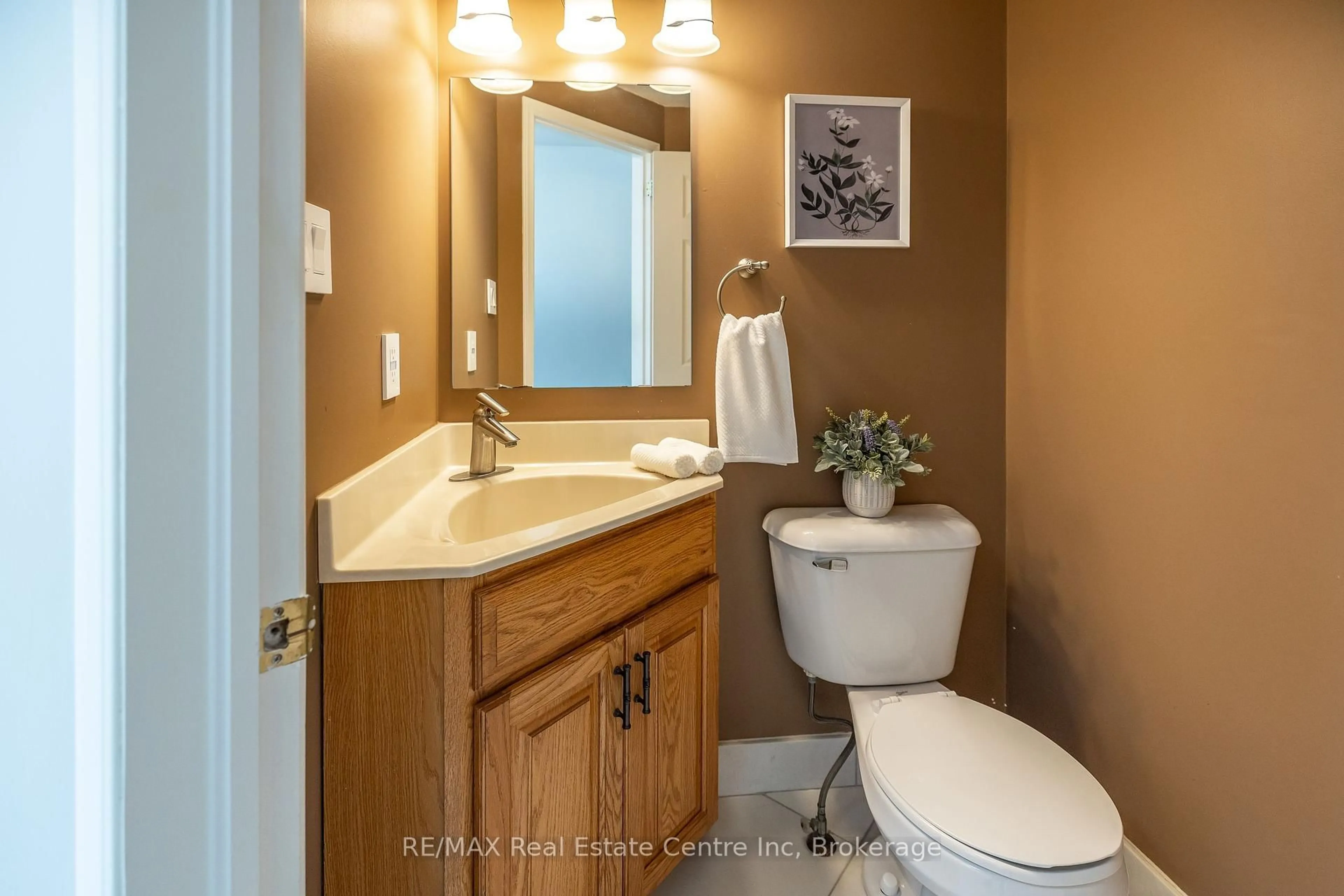 Standard bathroom, ceramic/tile floor for 6 Kearney St, Guelph Ontario N1E 7H2
