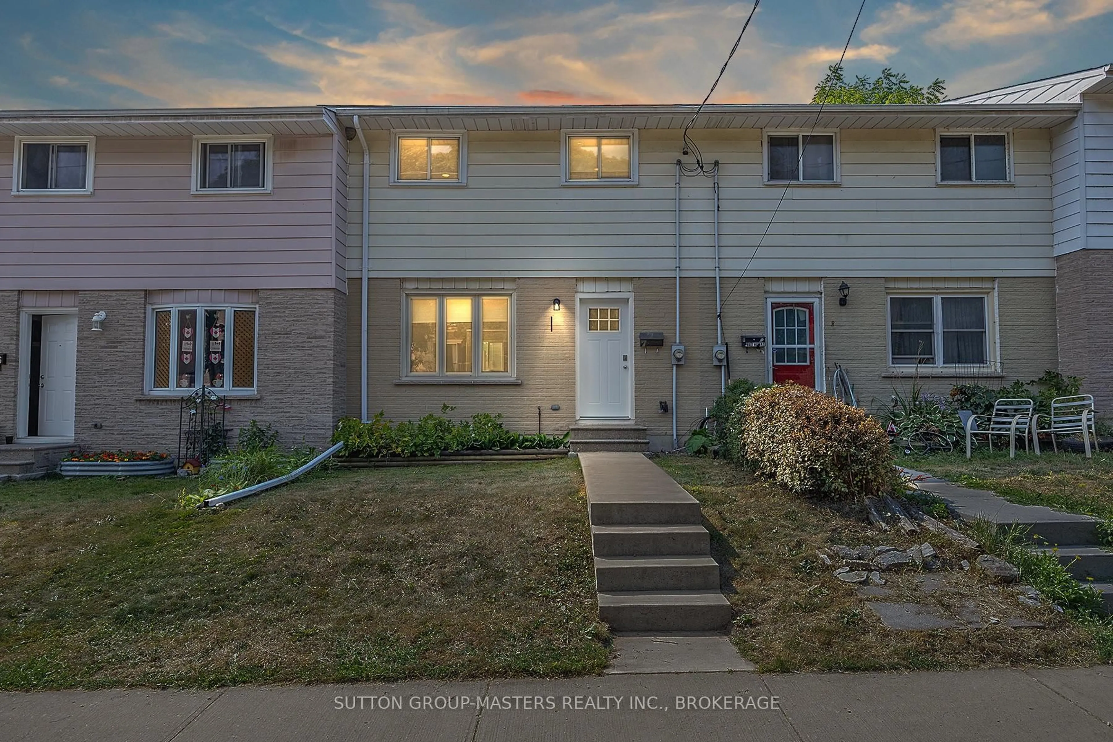 Home with vinyl exterior material, street for 7-98 Thomas St, Kingston Ontario K7K 2E3