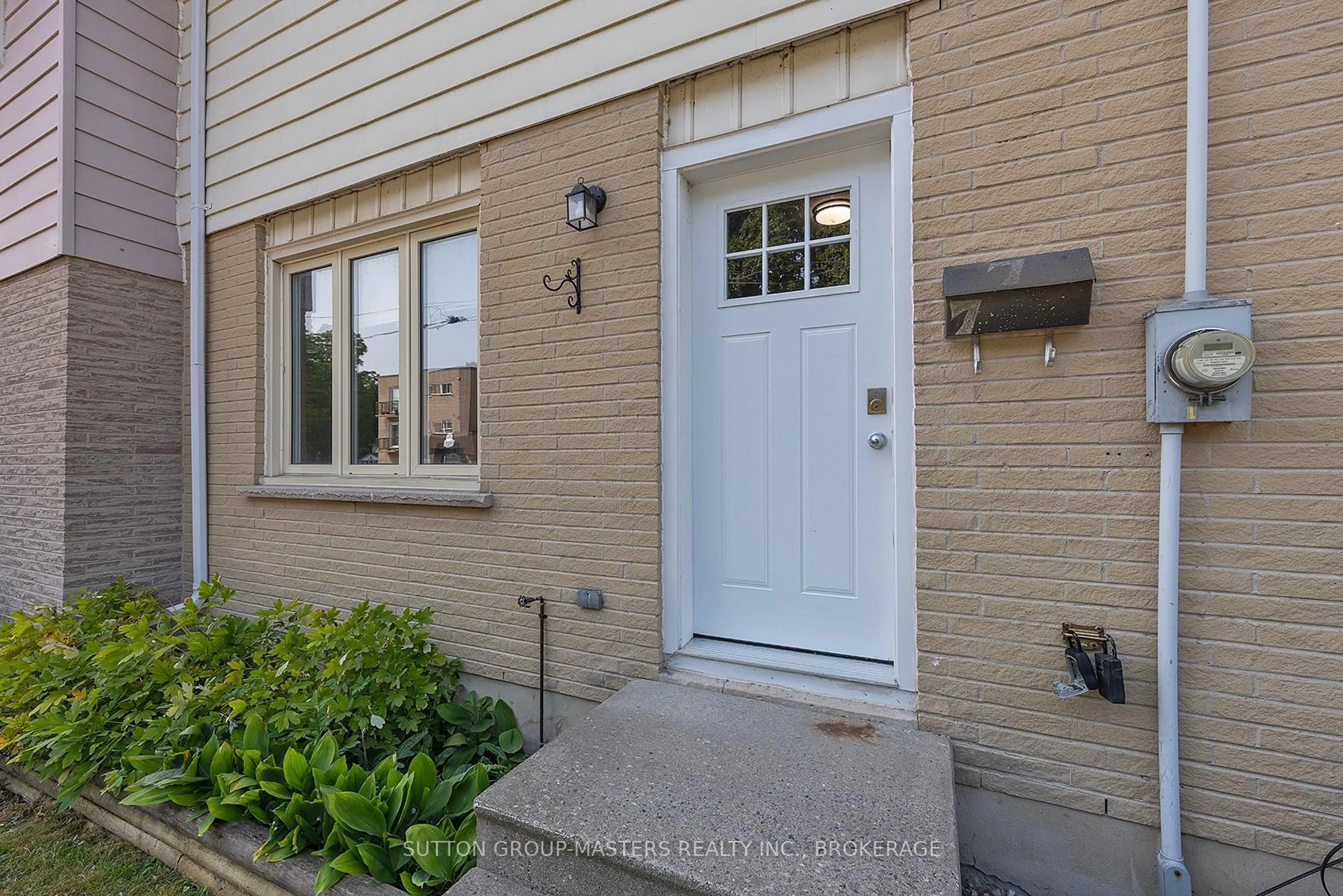 Indoor entryway for 7-98 Thomas St, Kingston Ontario K7K 2E3