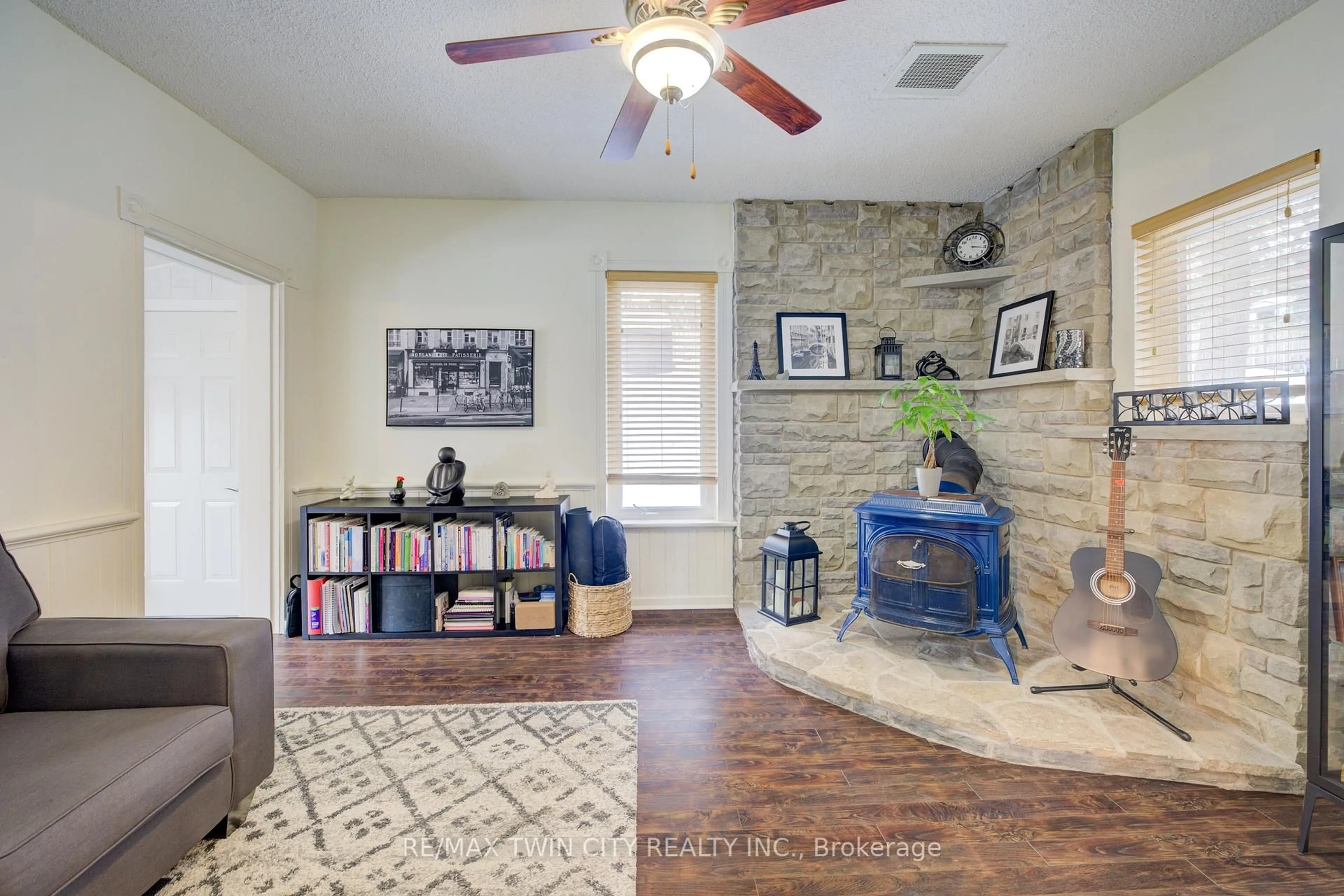 Living room with furniture, ceramic/tile floor for 164 Queen St, Cambridge Ontario N3C 2B2