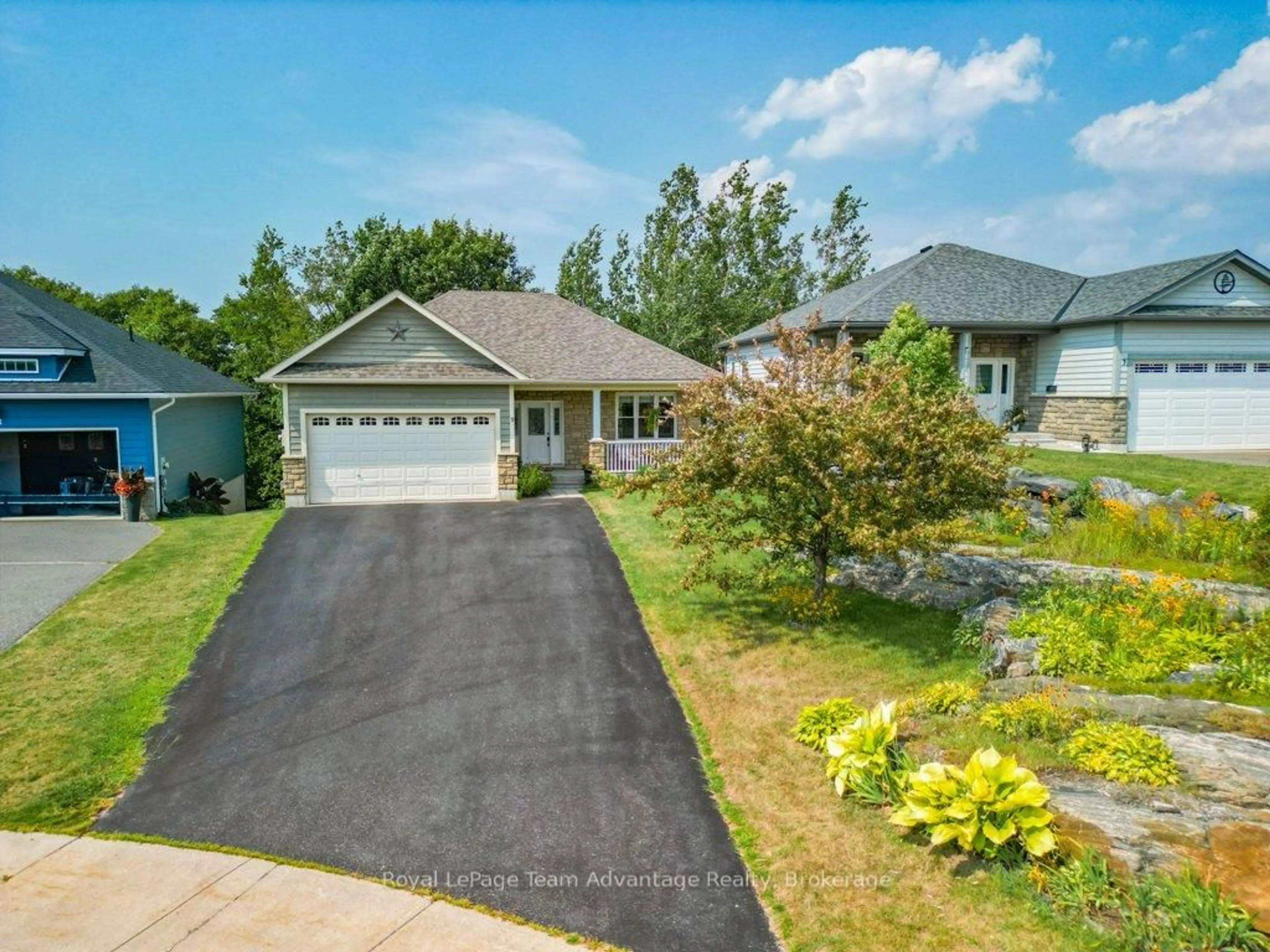 A pic from outside/outdoor area/front of a property/back of a property/a pic from drone, street for 9 Avery Crt, Parry Sound Ontario P2A 3C4