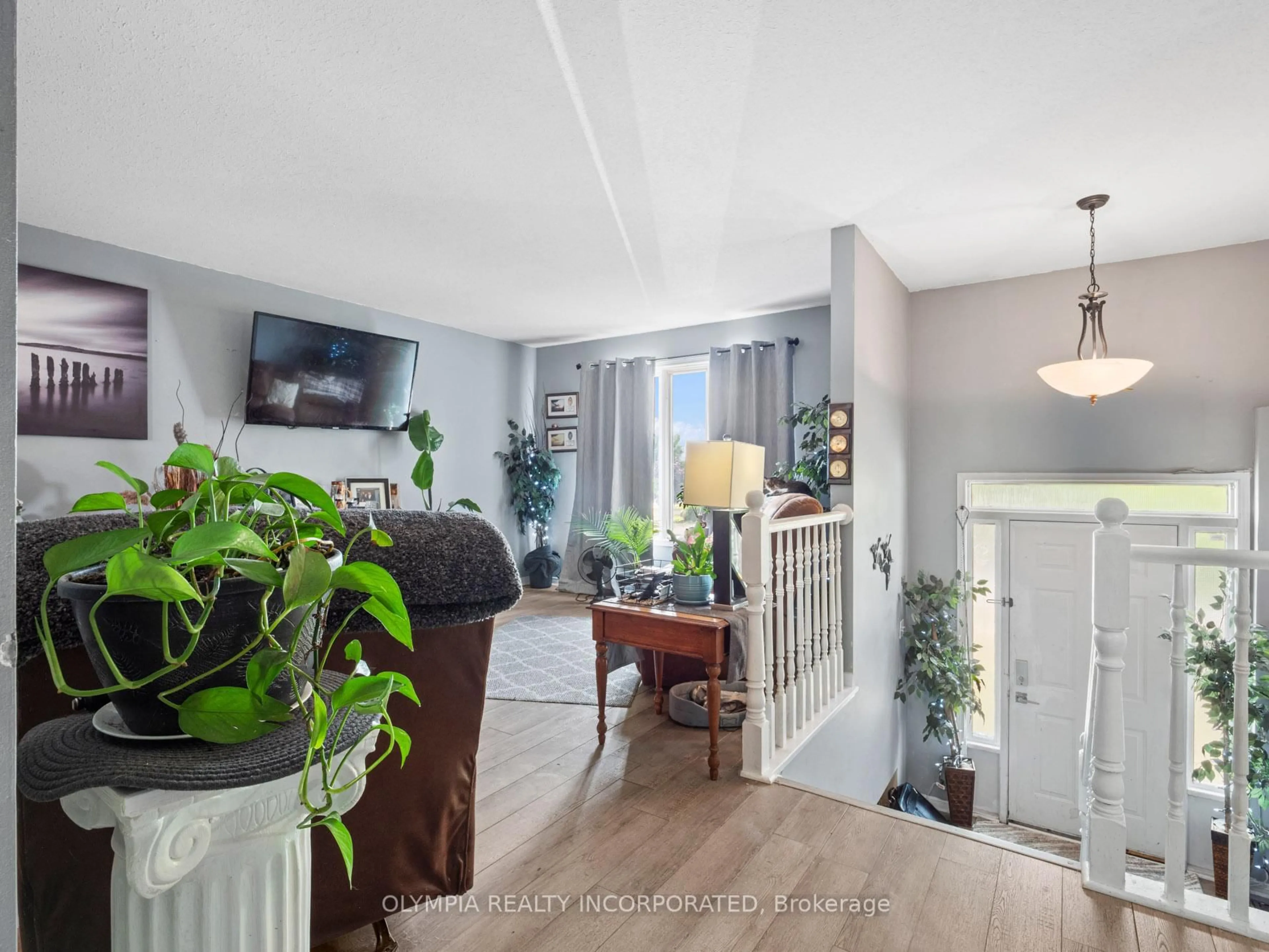 Indoor entryway for 3676 Black Creek Rd, Fort Erie Ontario L0S 1S0