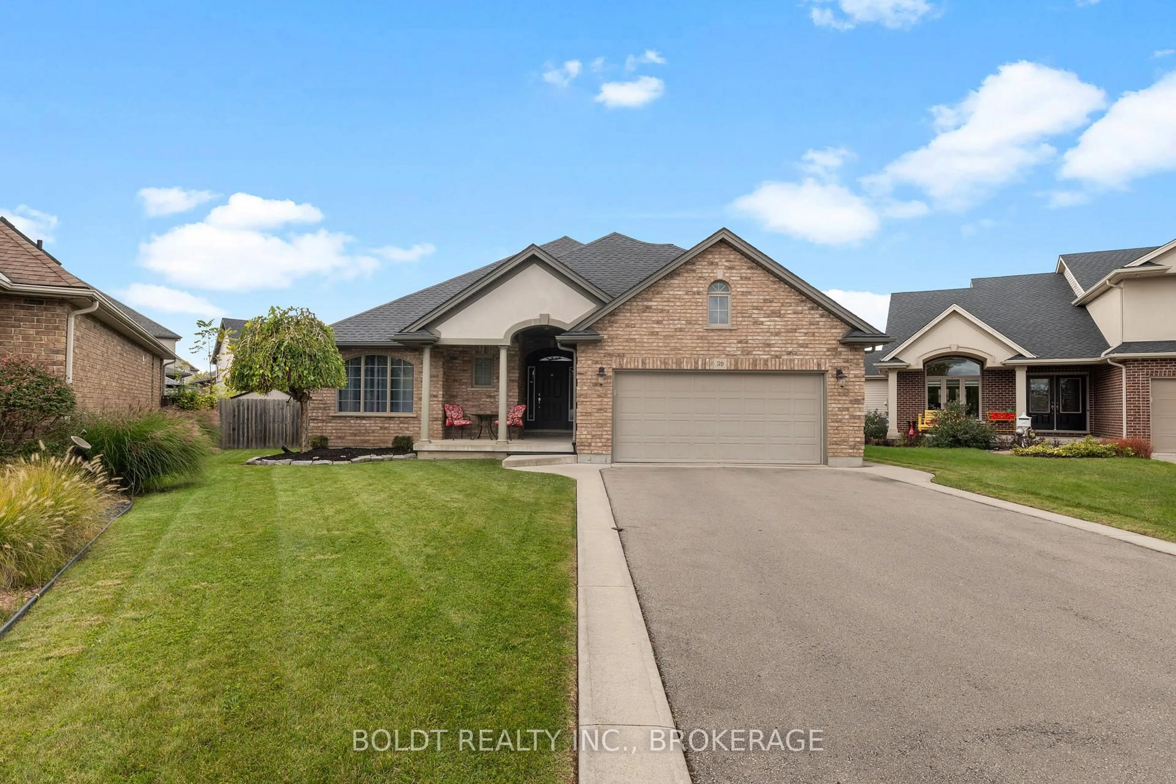 Home with brick exterior material, street for 39 Bellevue Crt, Welland Ontario L3C 7M1