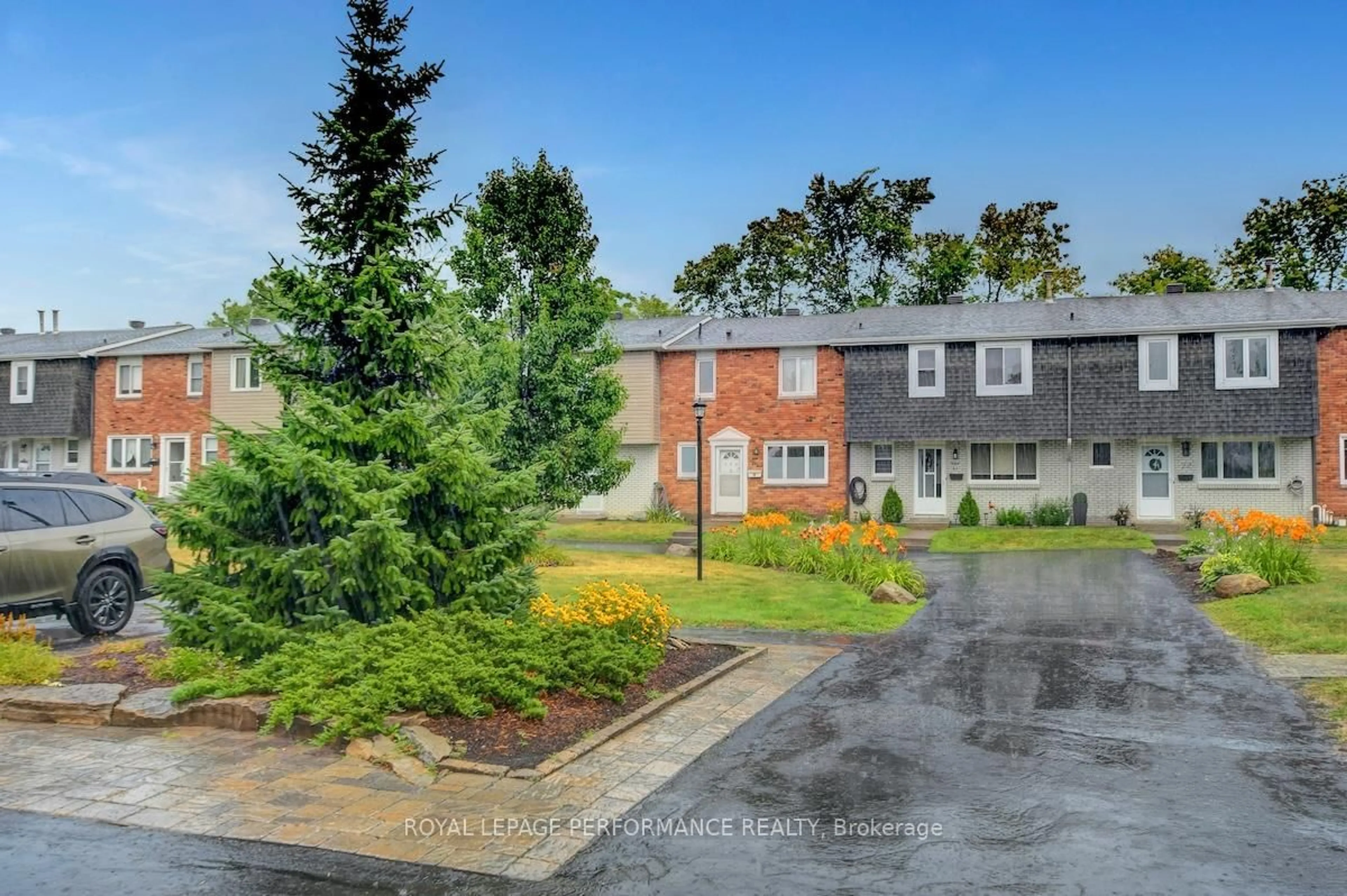 A pic from outside/outdoor area/front of a property/back of a property/a pic from drone, unknown for 550 Straby Ave #22, Ottawa Ontario K1K 1H1