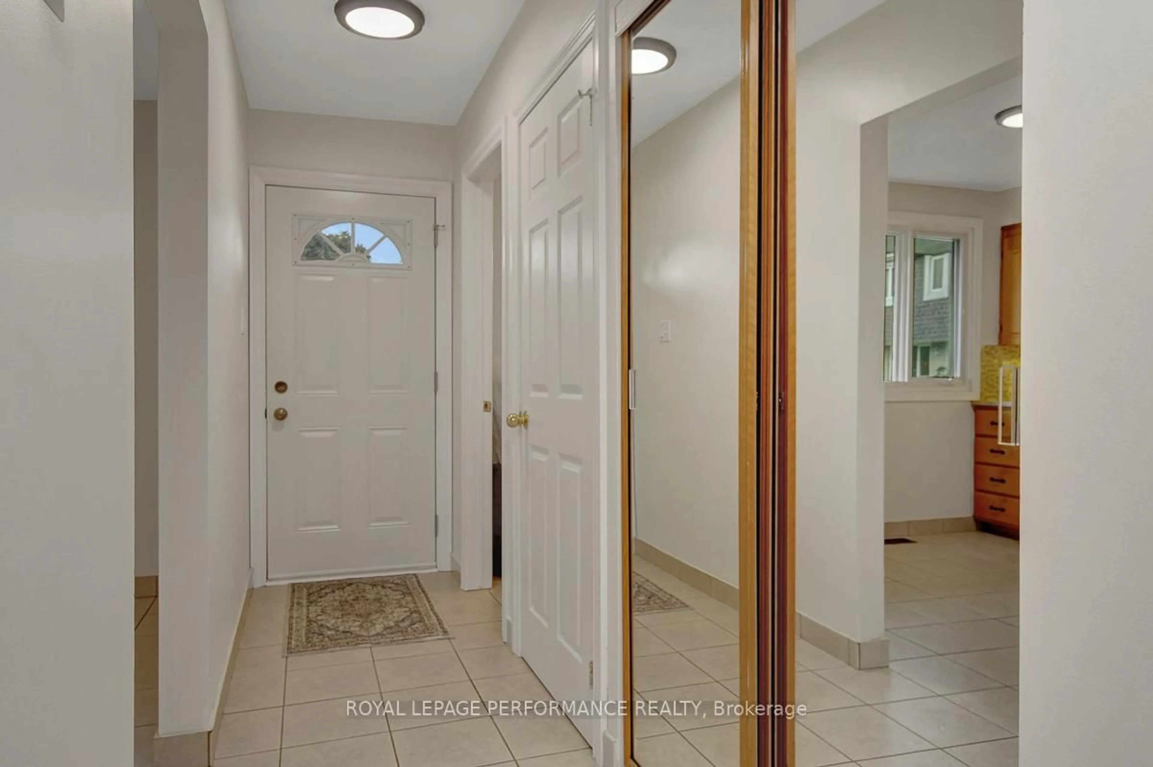 Indoor entryway for 550 Straby Ave #22, Ottawa Ontario K1K 1H1