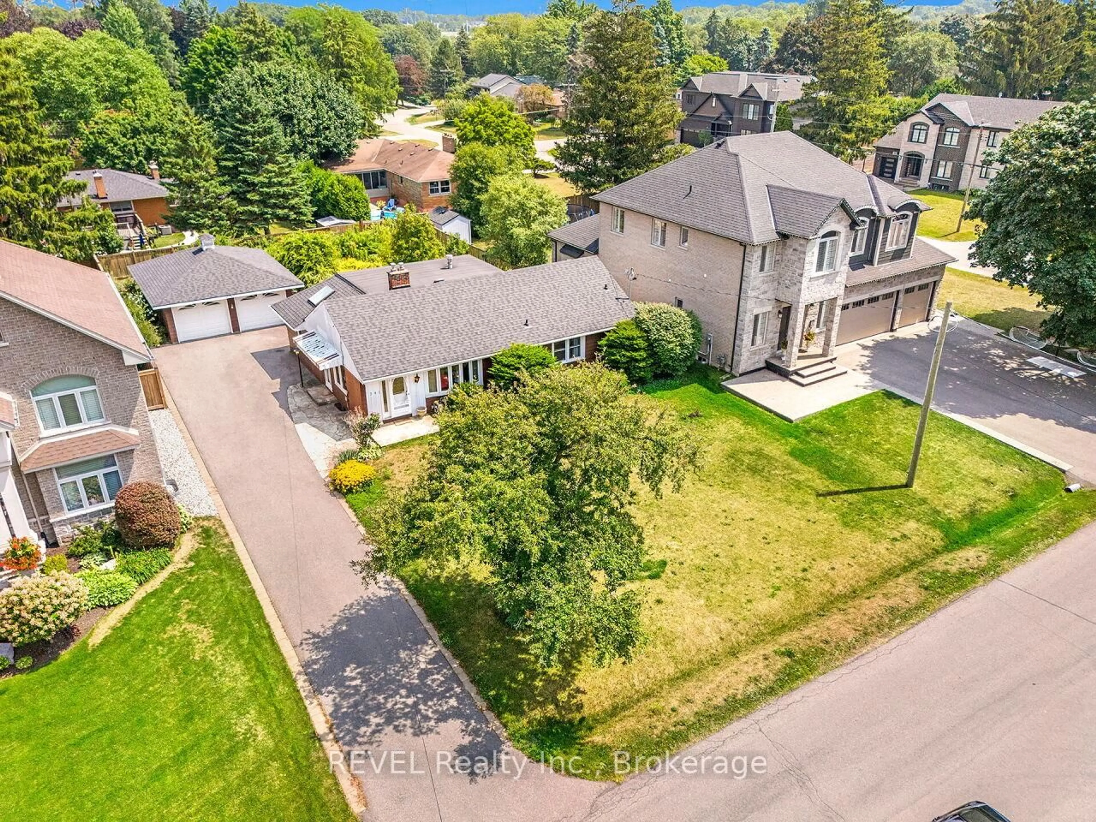 A pic from outside/outdoor area/front of a property/back of a property/a pic from drone, street for 341 Robina Rd, Hamilton Ontario L9G 2L6