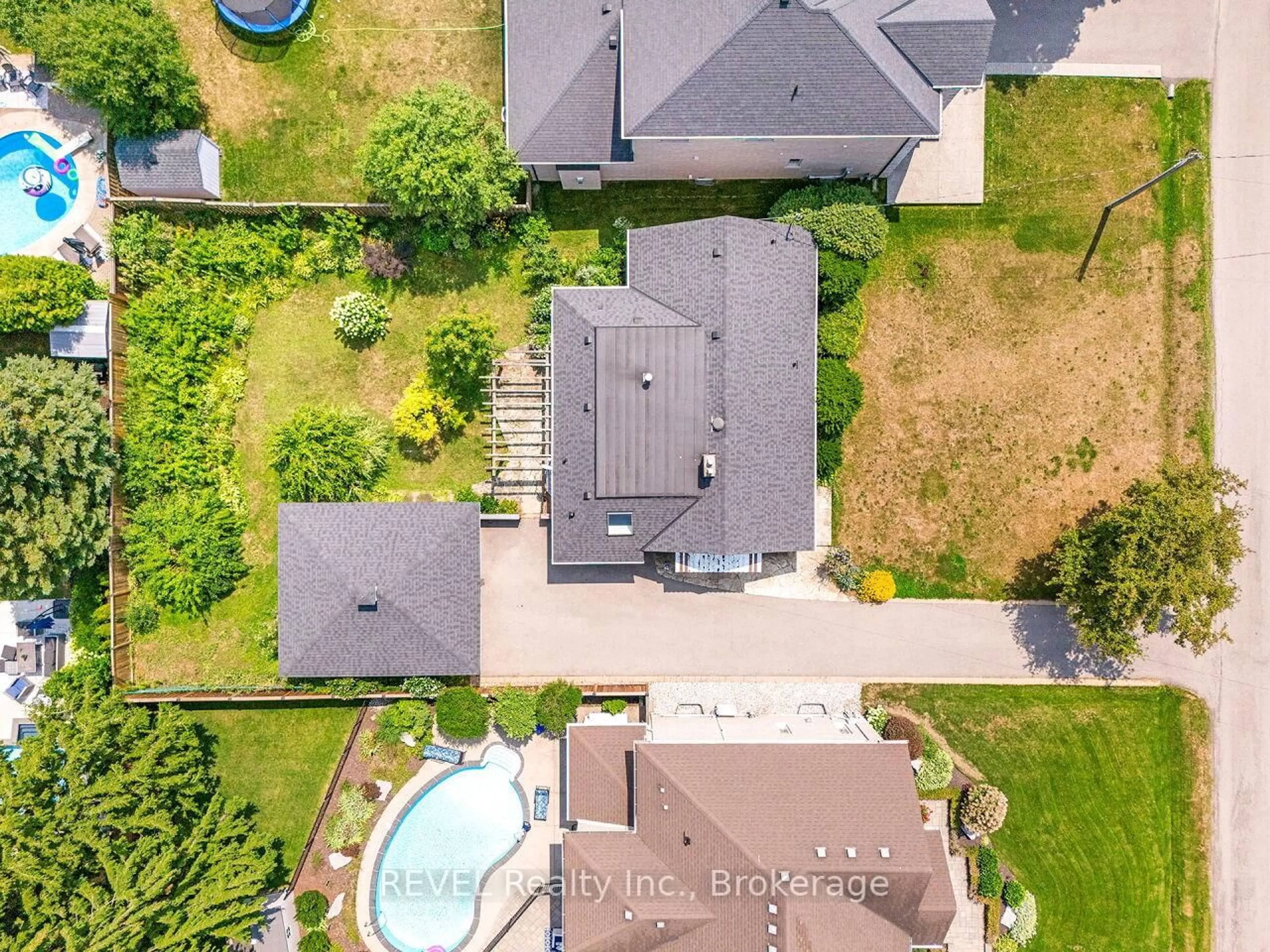 A pic from outside/outdoor area/front of a property/back of a property/a pic from drone, unknown for 341 Robina Rd, Hamilton Ontario L9G 2L6