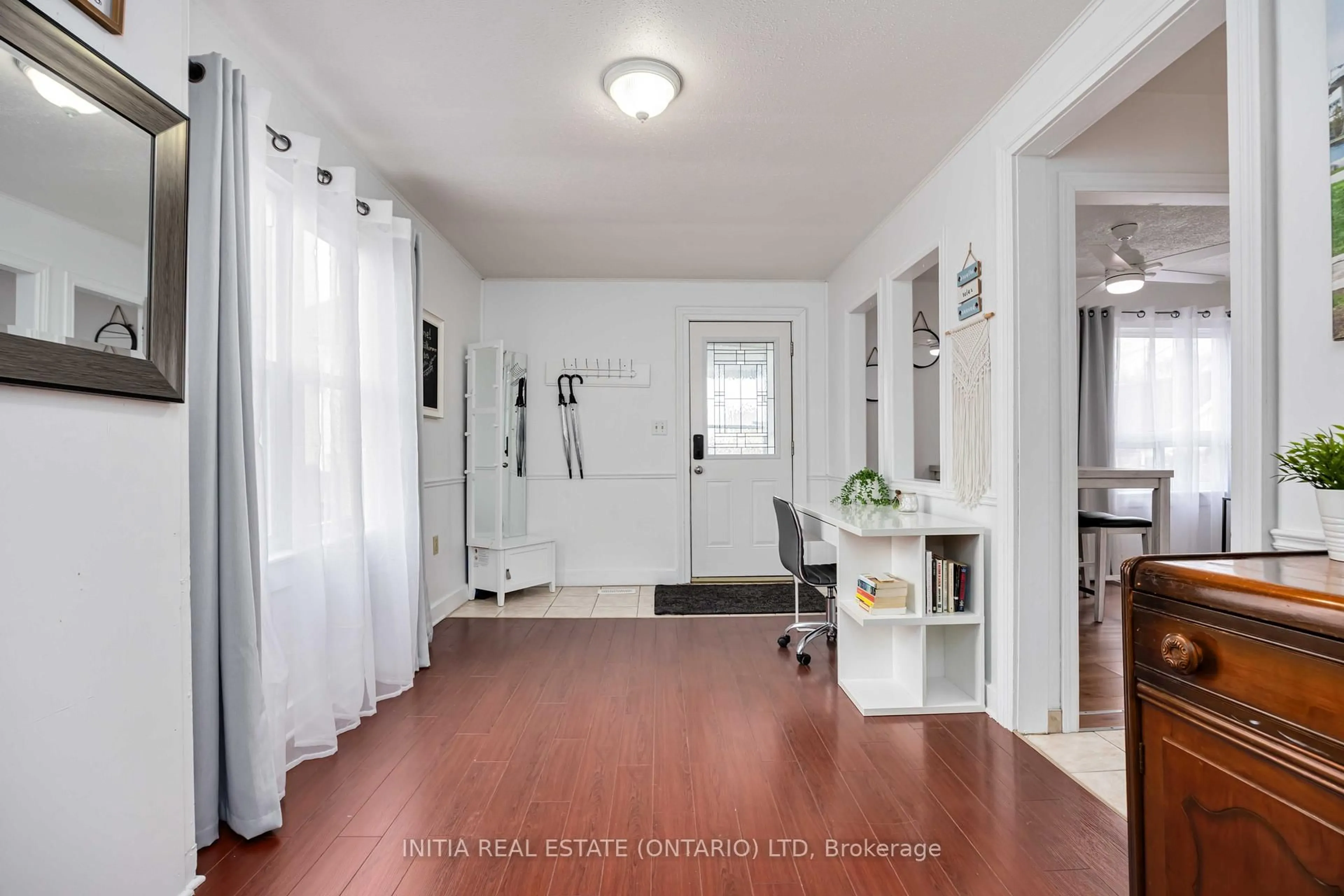 Indoor entryway for 187 Maxwell St, Sarnia Ontario N7T 5C2