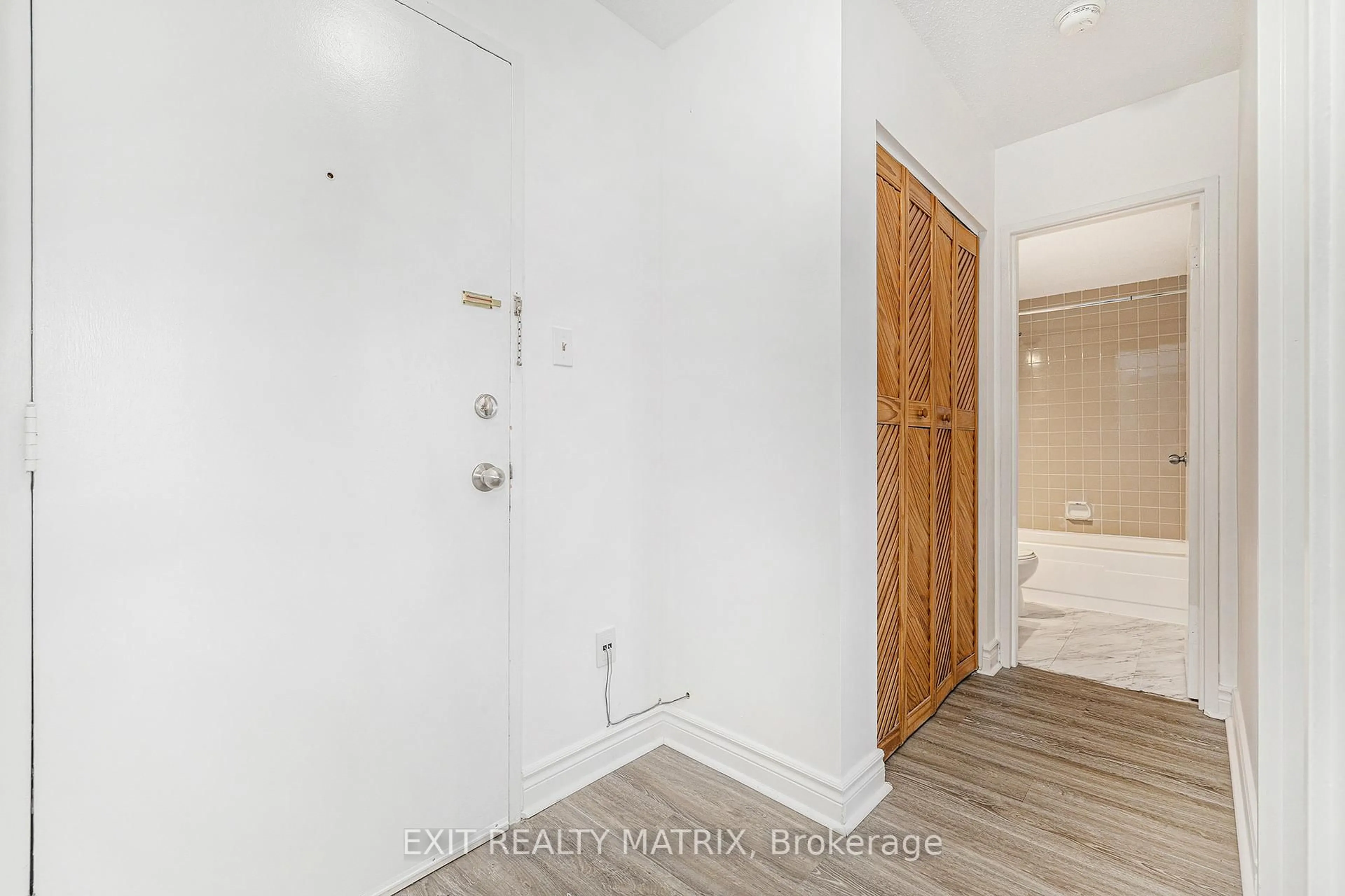 Indoor entryway for 2041 Arrowsmith Dr #403C, Ottawa Ontario K1J 7V7
