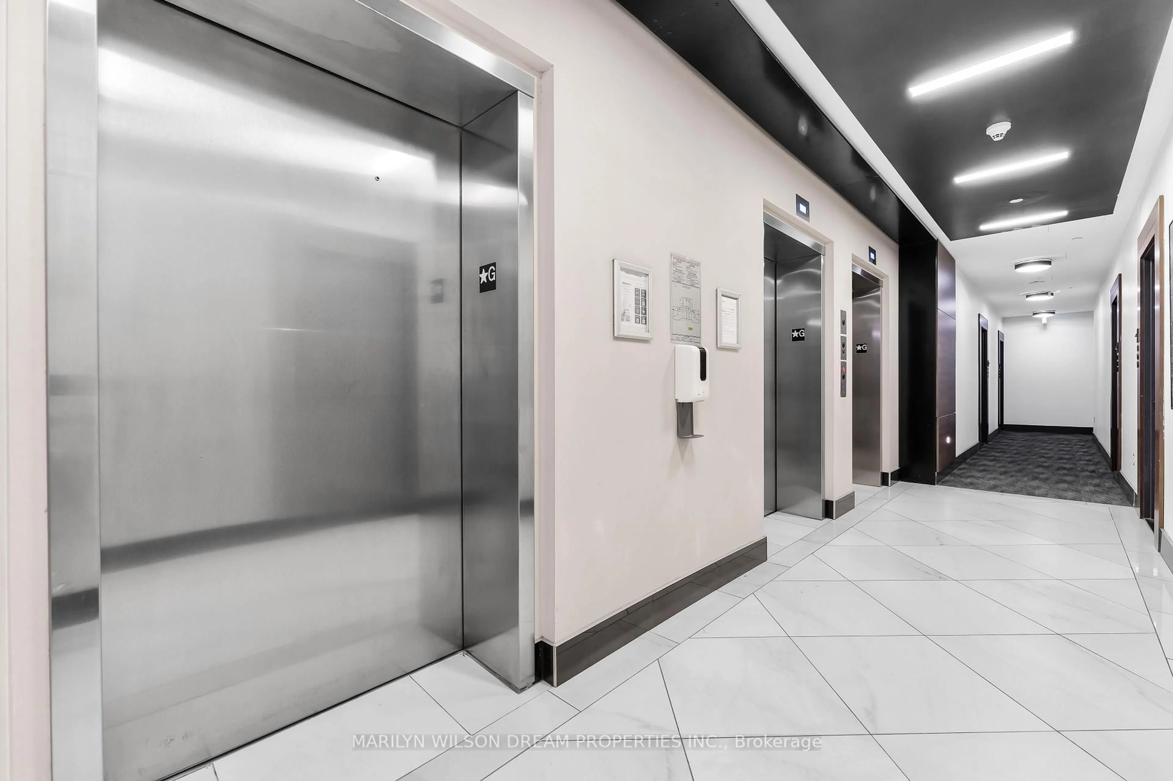 Indoor foyer for 255 Bay St #406, Ottawa Ontario K1R 0C5