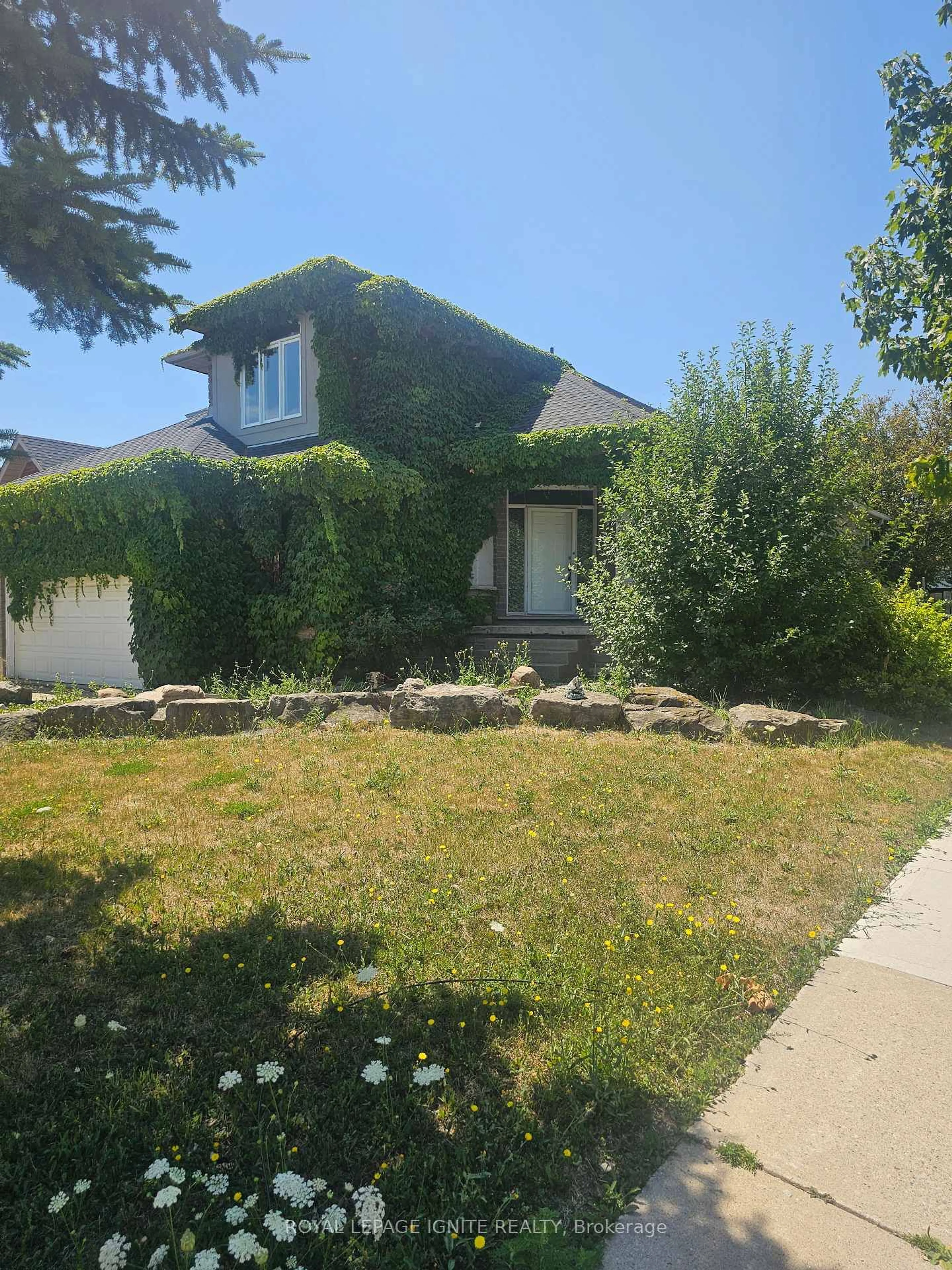 A pic from outside/outdoor area/front of a property/back of a property/a pic from drone, street for 79 Gatestone Dr, Hamilton Ontario L8J 3T7