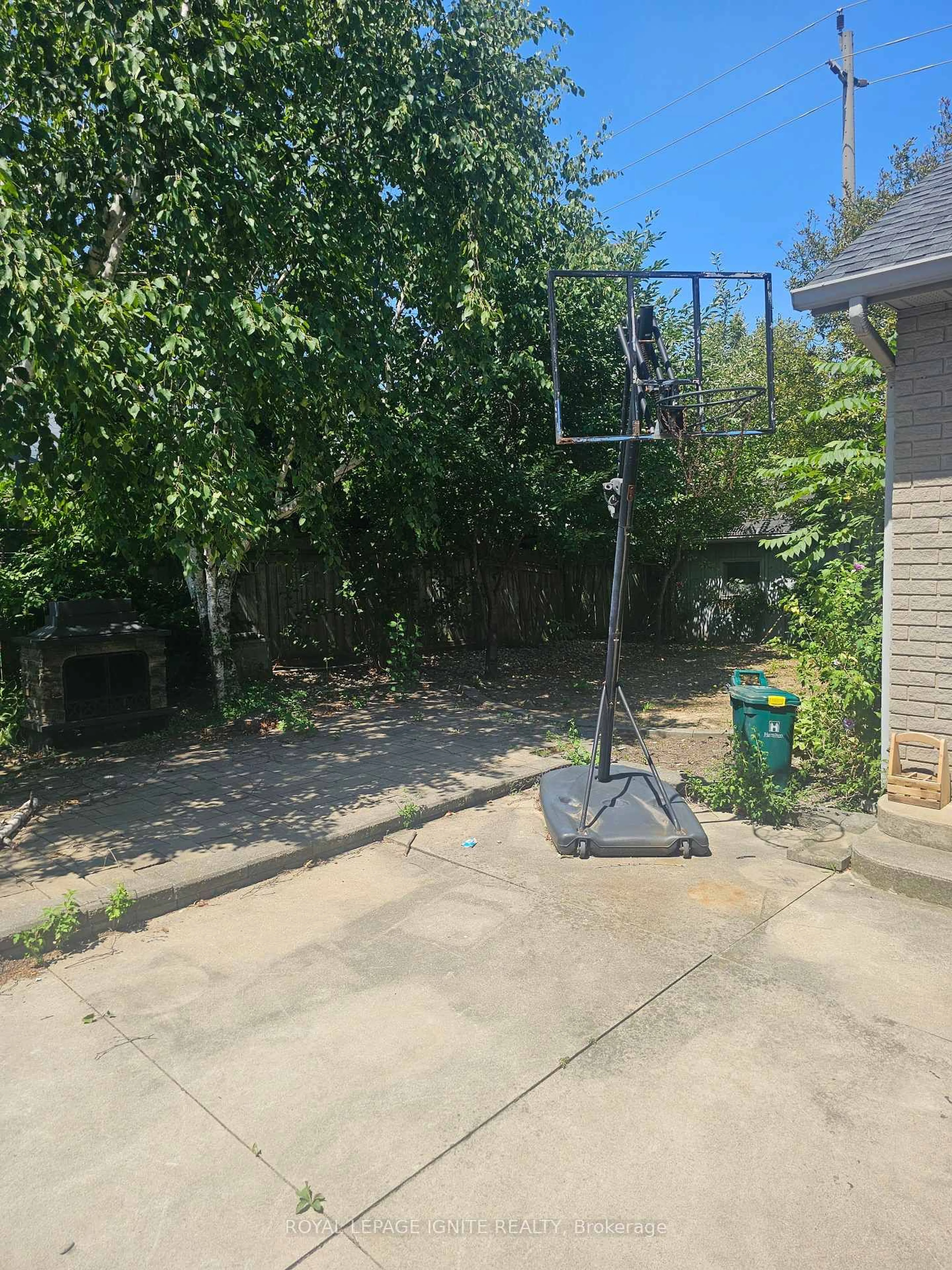 Patio, street for 79 Gatestone Dr, Hamilton Ontario L8J 3T7
