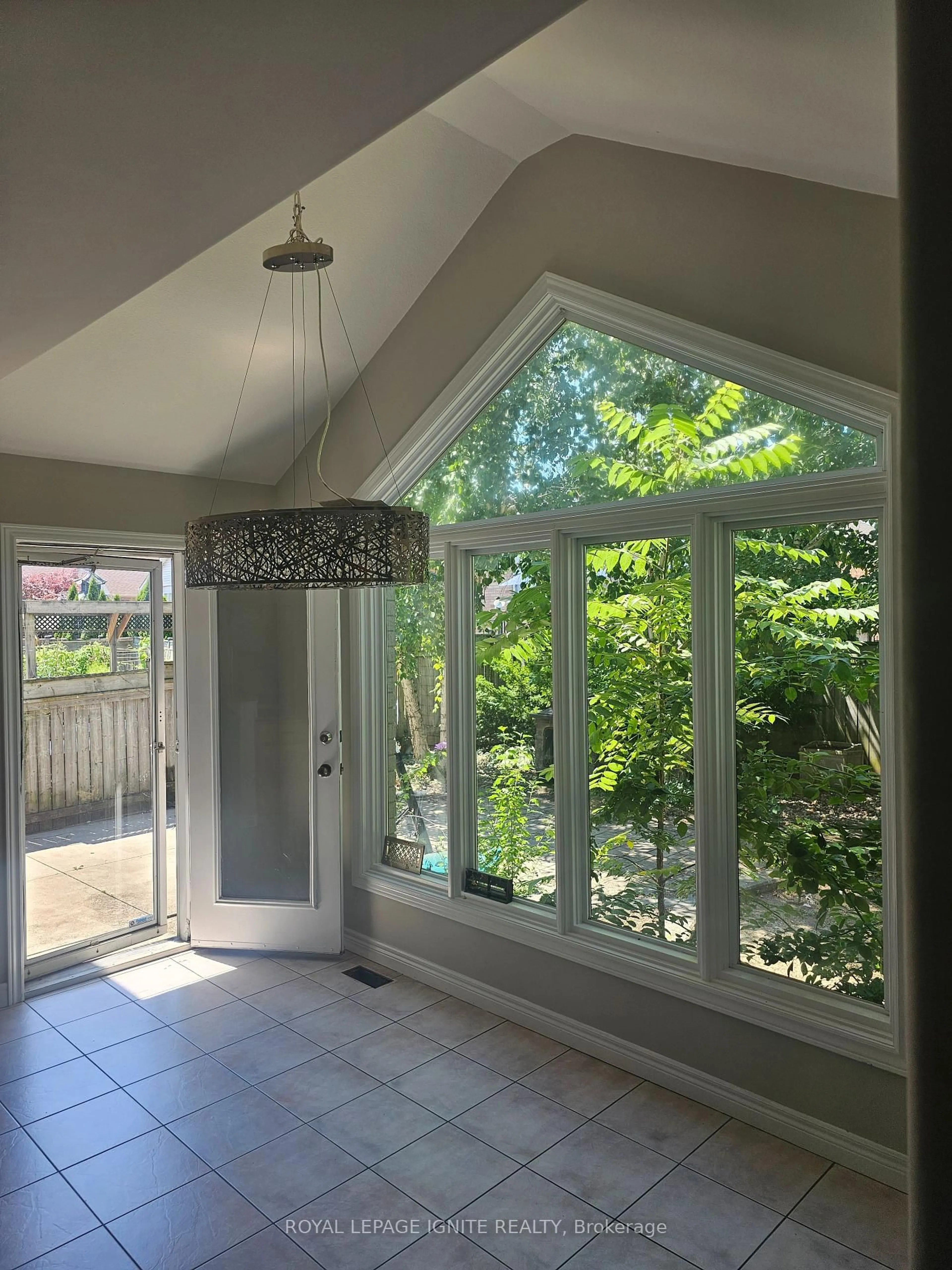 Indoor entryway for 79 Gatestone Dr, Hamilton Ontario L8J 3T7
