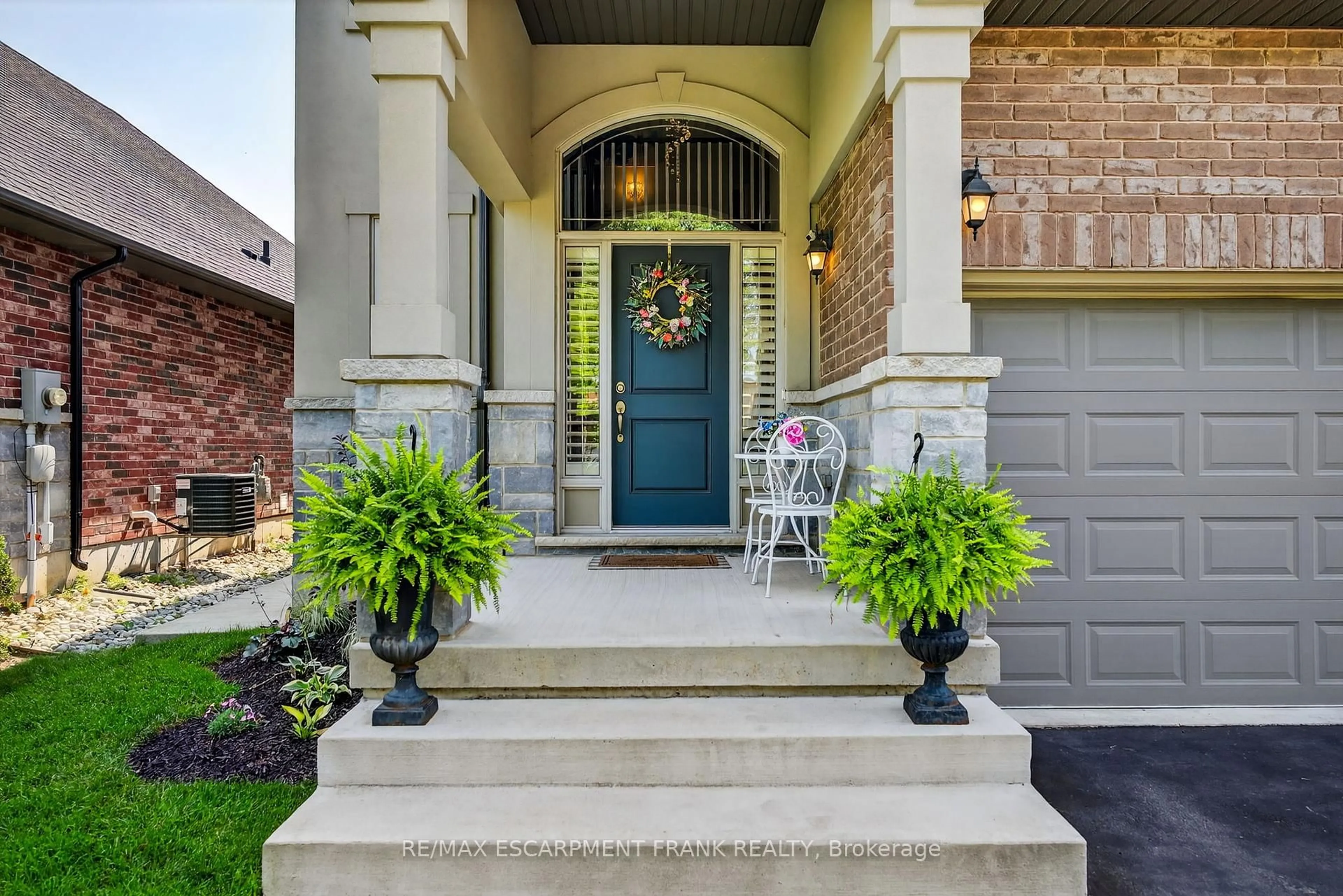 Indoor entryway for 35 PURNELL Dr, Hamilton Ontario L9C 0C6