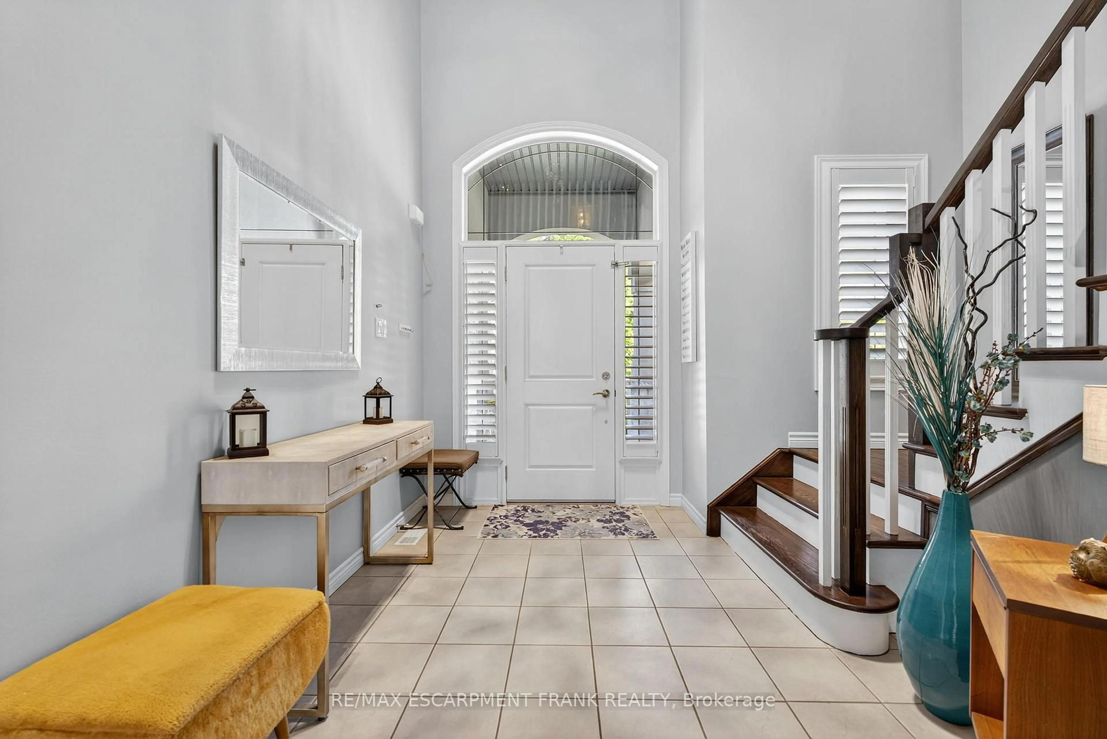 Indoor entryway for 35 PURNELL Dr, Hamilton Ontario L9C 0C6
