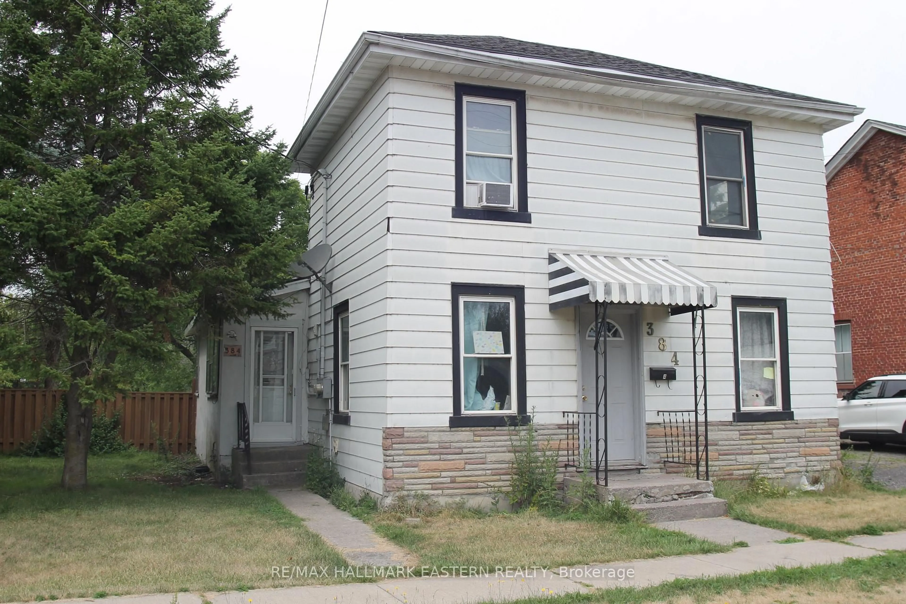 Home with vinyl exterior material, street for 384 King St, Cobourg Ontario K9A 2N7