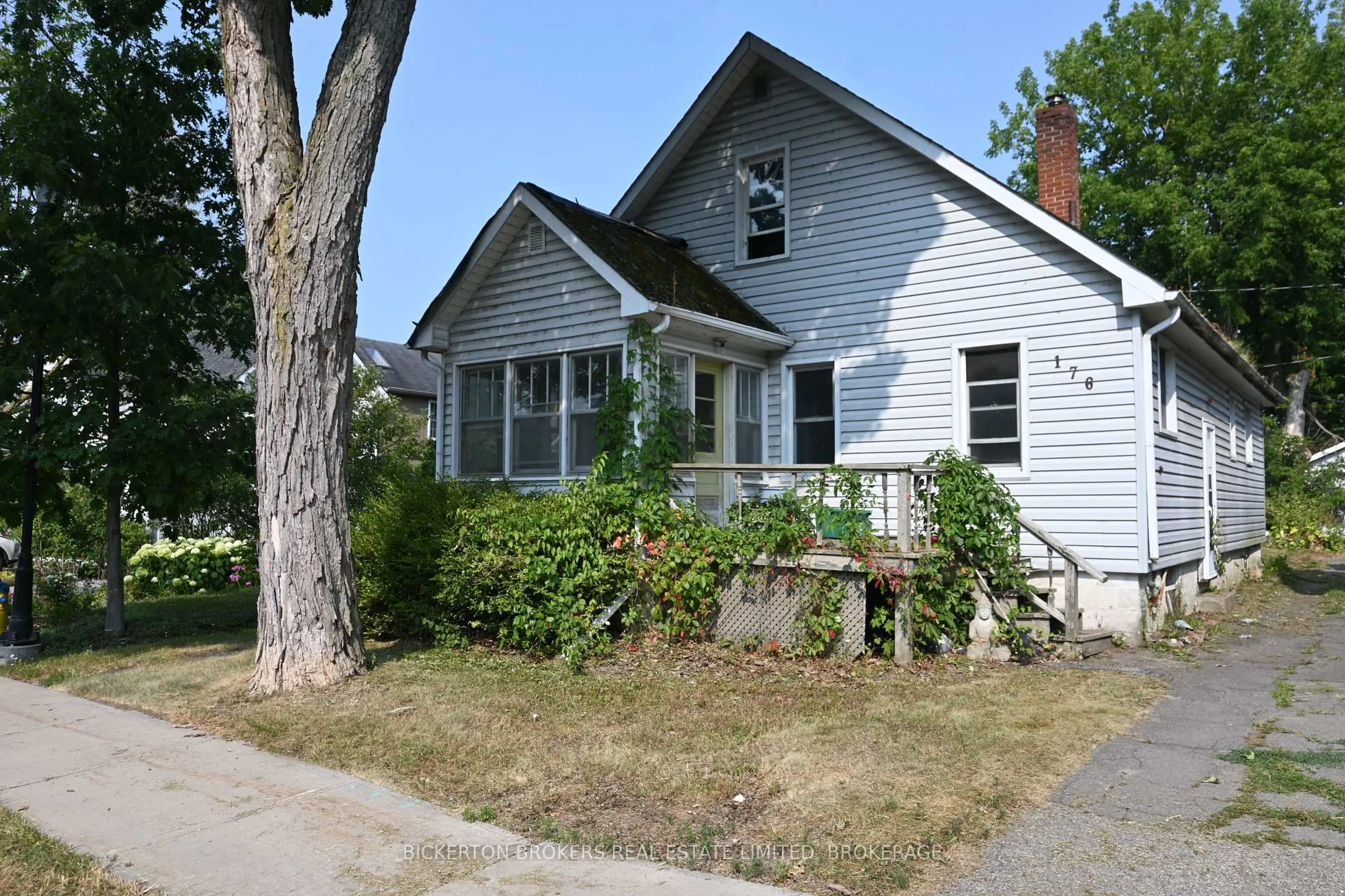 Home with vinyl exterior material, street for 176 John St, Gananoque Ontario K7G 1A5