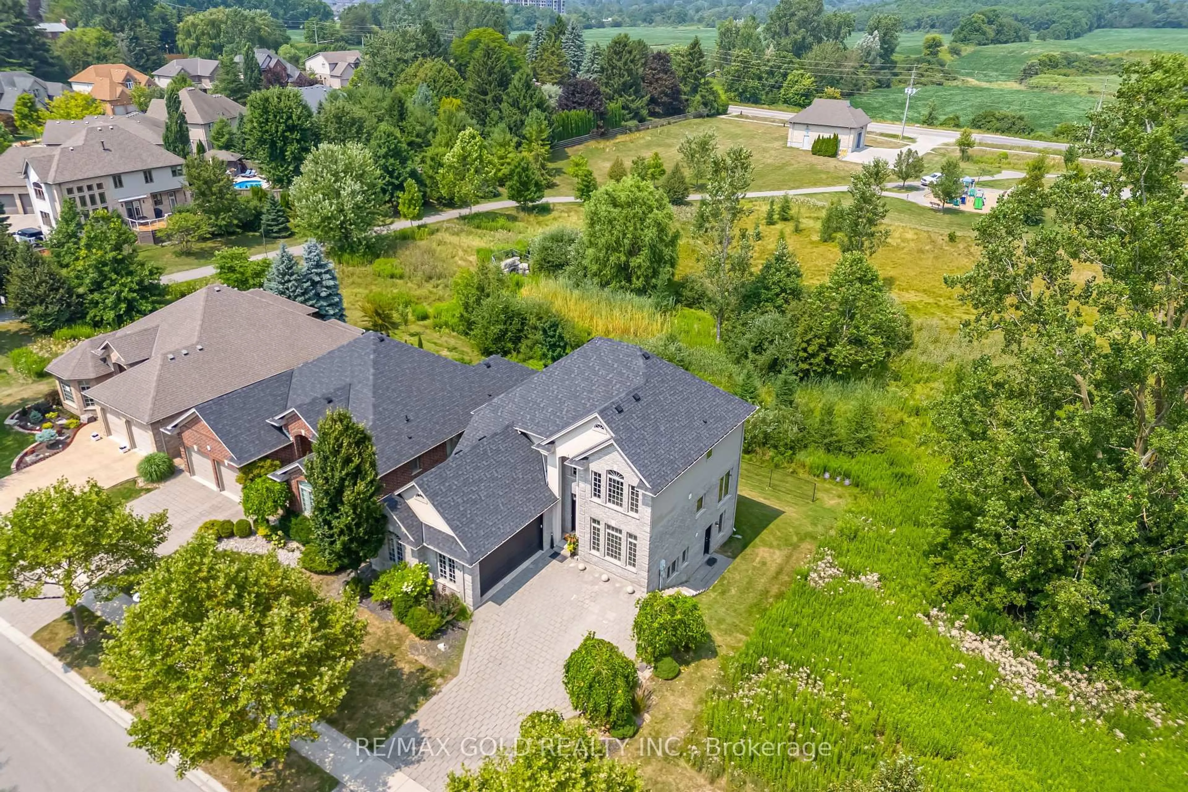 A pic from outside/outdoor area/front of a property/back of a property/a pic from drone, unknown for 224 Skyline Ave, London North Ontario N5X 0A3