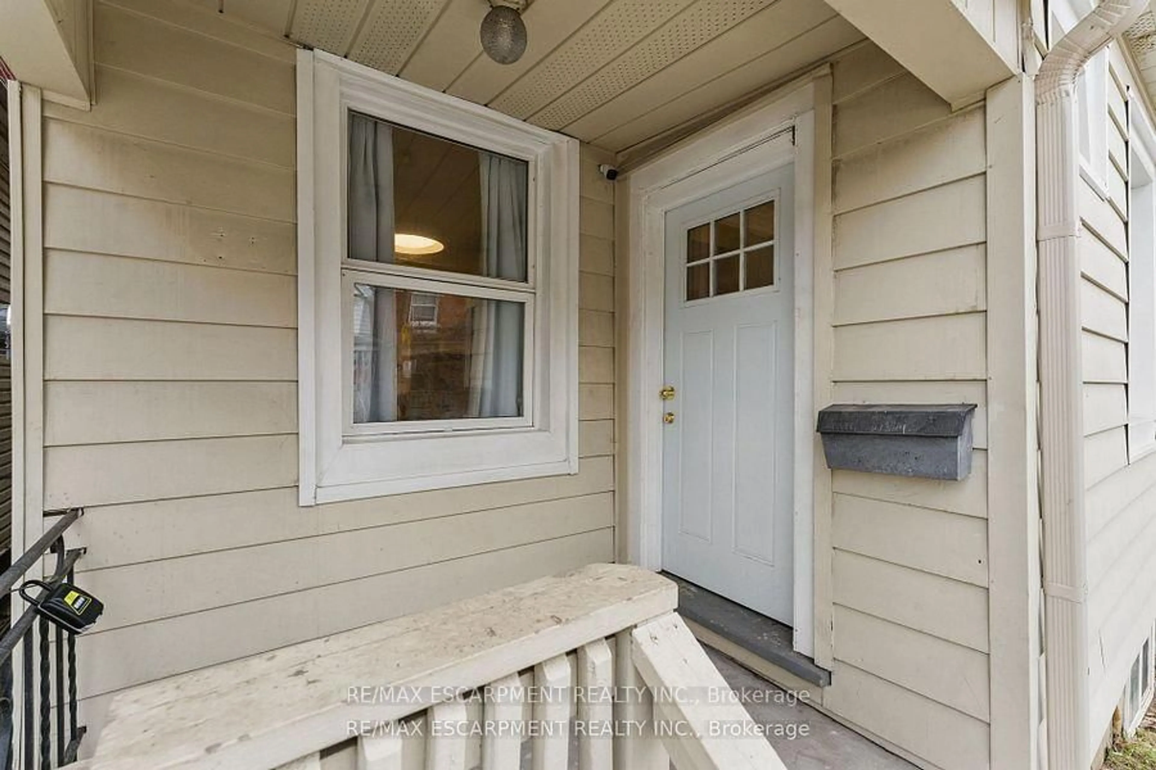 Indoor entryway for 50 HARVEY St, Hamilton Ontario L8L 2L8