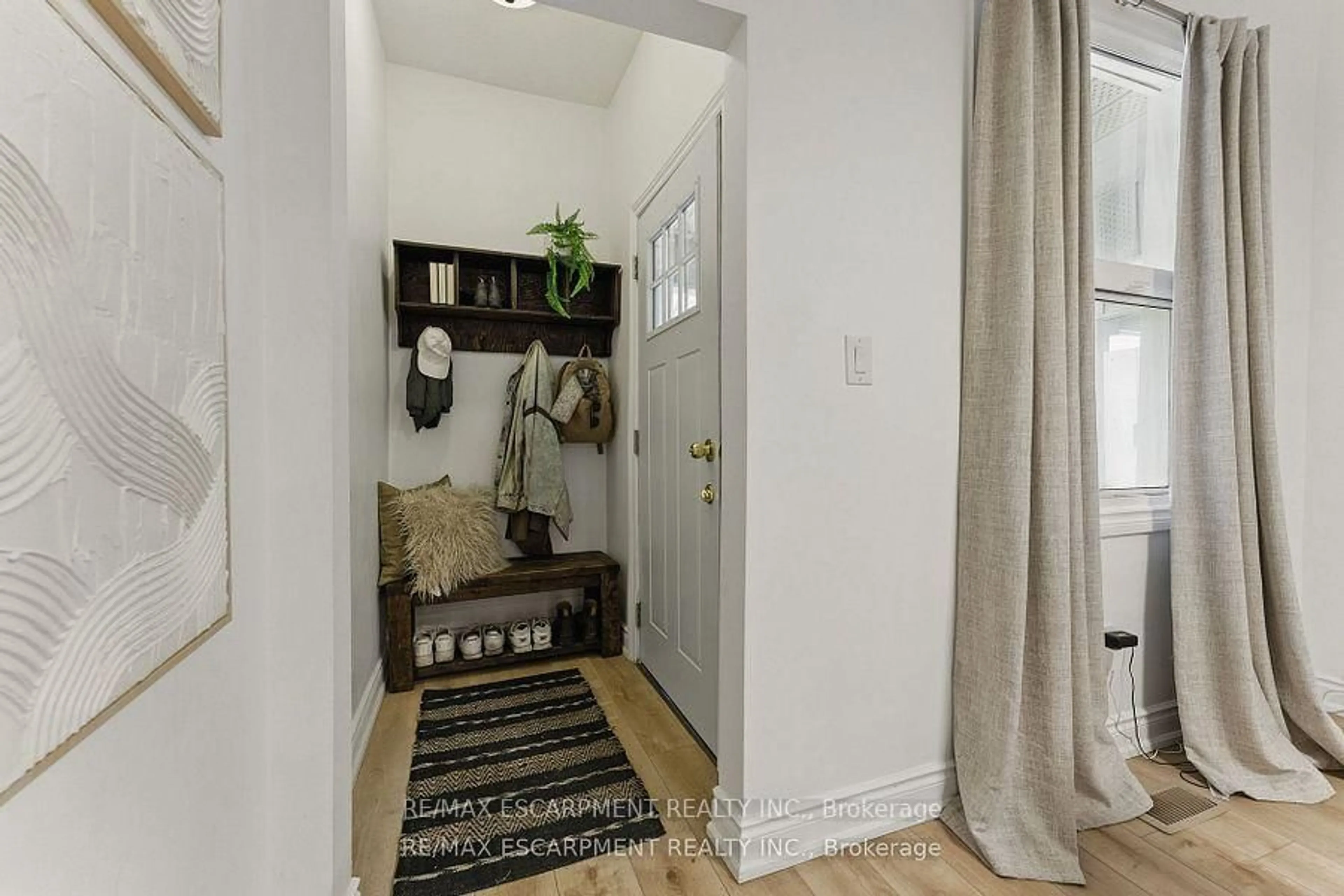 Indoor entryway for 50 HARVEY St, Hamilton Ontario L8L 2L8
