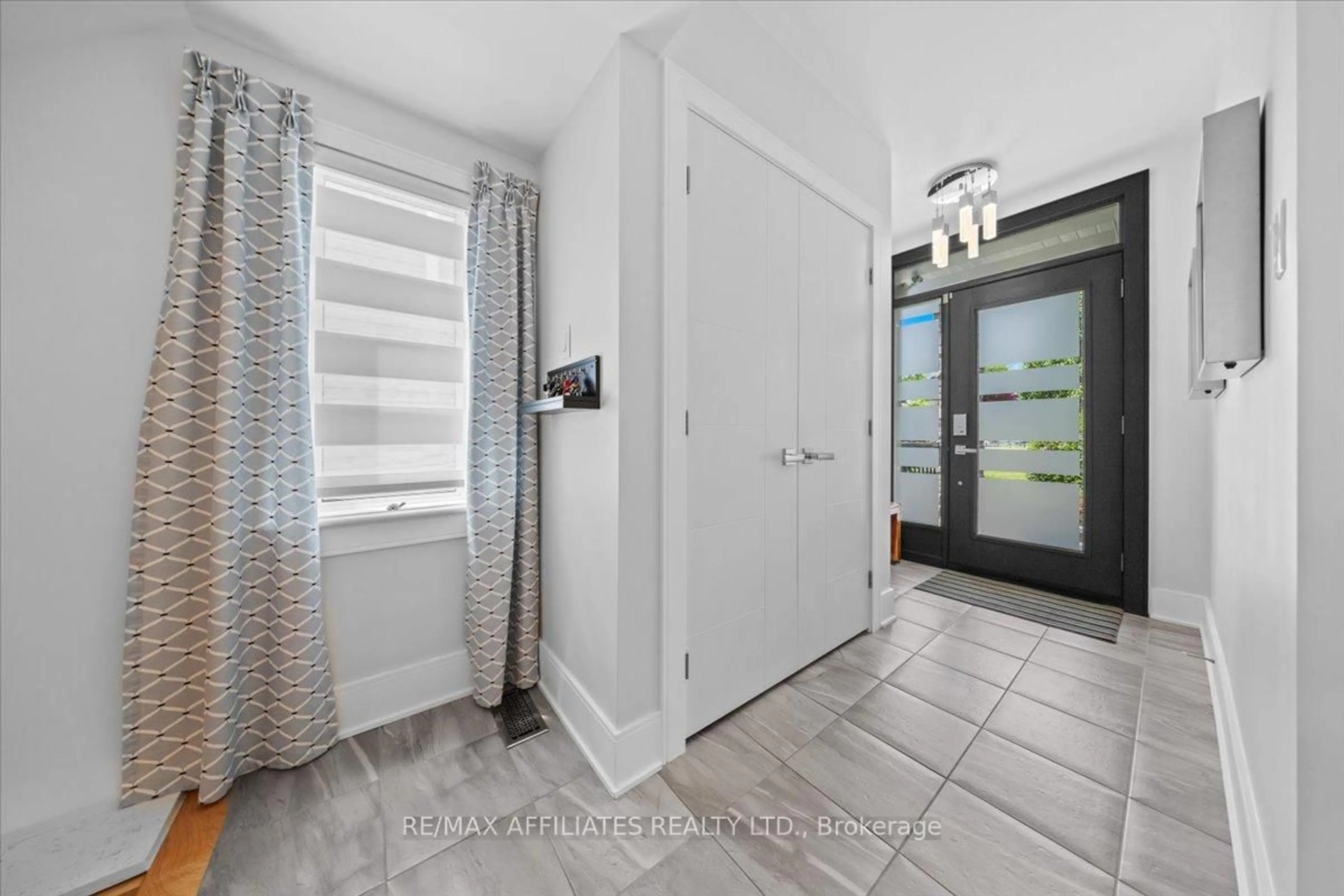Indoor entryway for 312 Mishawashkode St, Ottawa Ontario K4A 0Y8