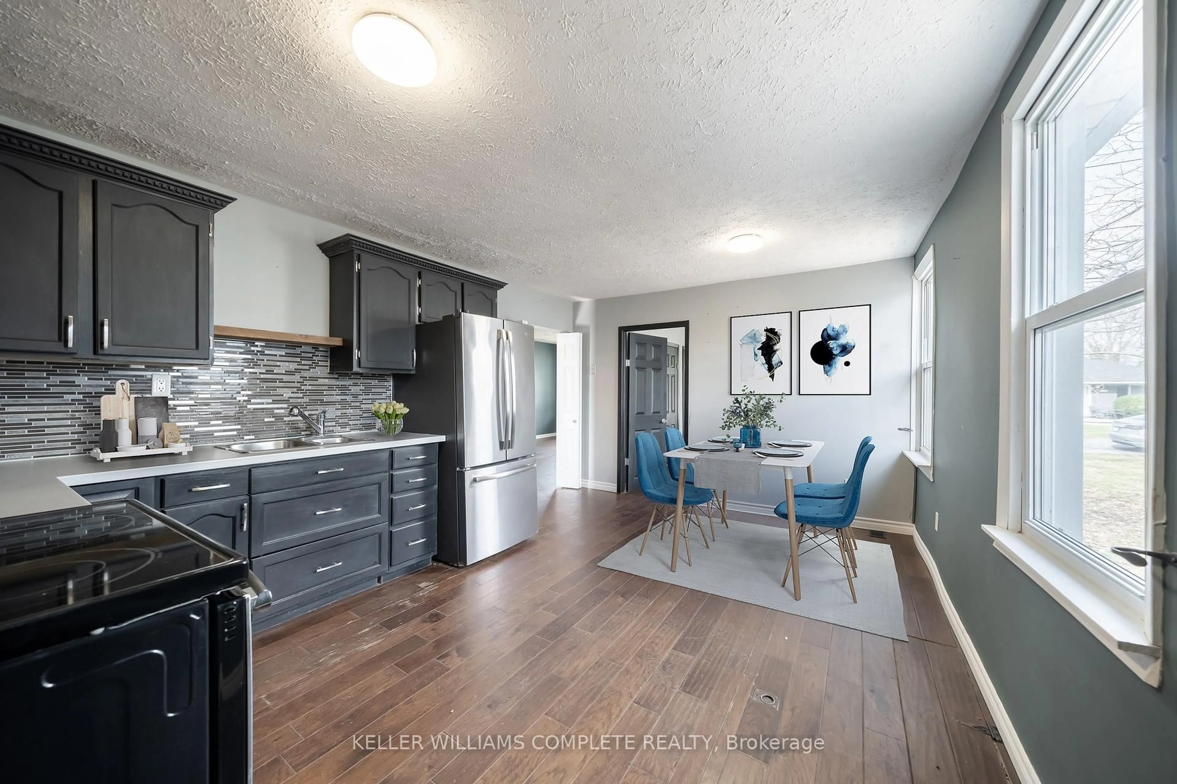 Open concept kitchen, unknown for 21 Renfrew St, Haldimand Ontario N3W 1E8