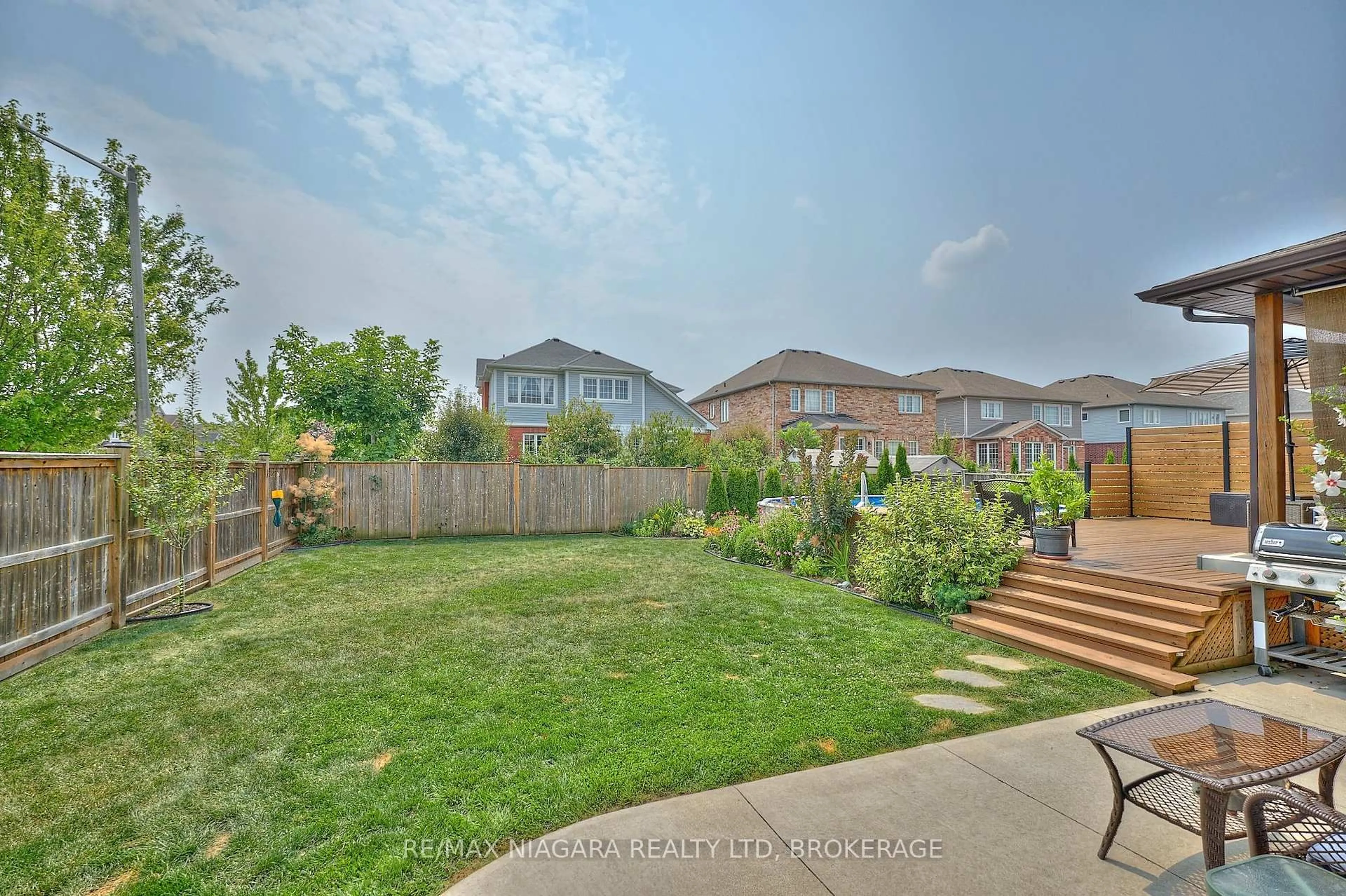 A pic from outside/outdoor area/front of a property/back of a property/a pic from drone, street for 8786 Angie Dr, Niagara Falls Ontario L2H 0H9