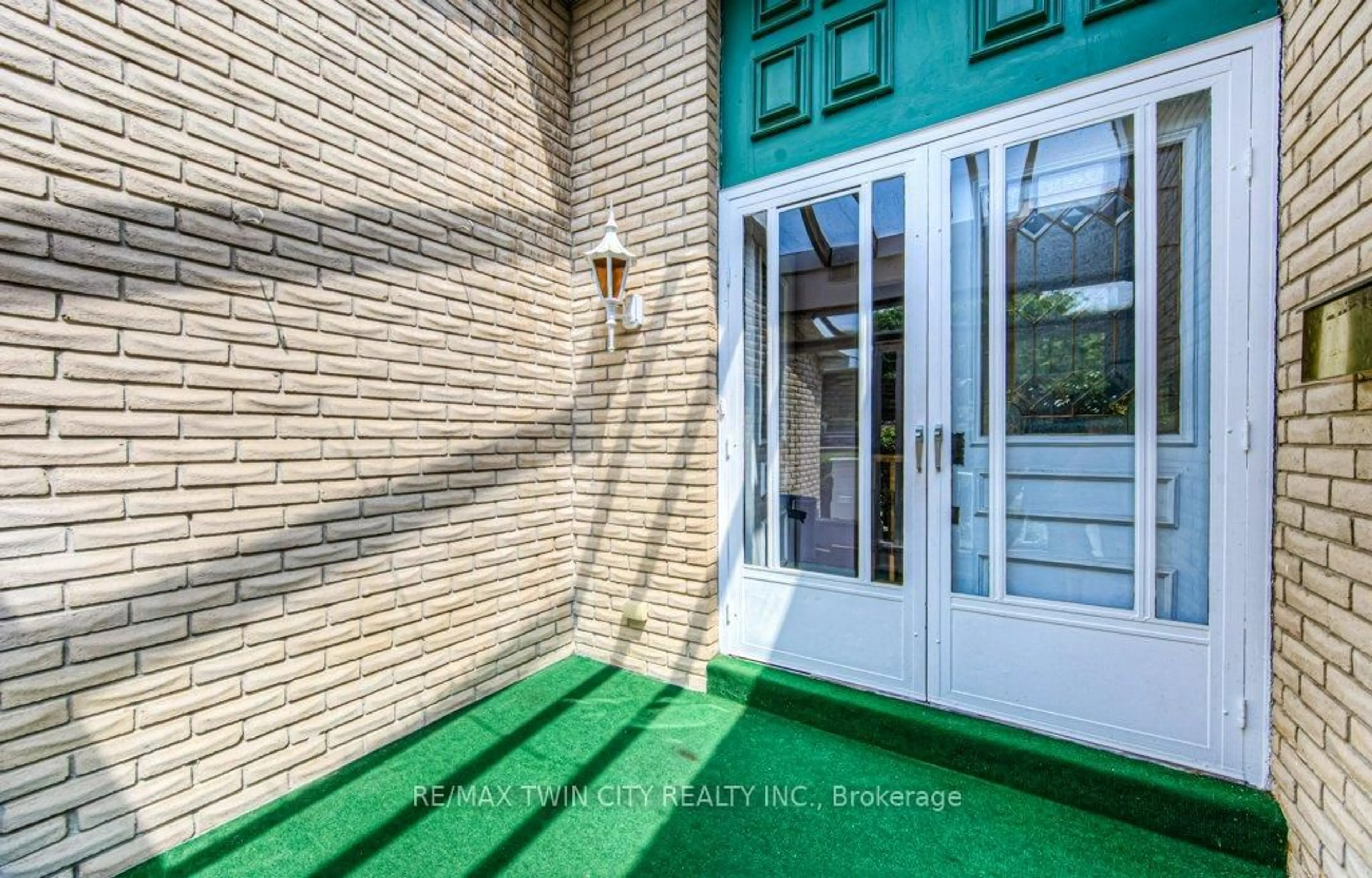Indoor entryway for 38 Charnwood Crt, Kitchener Ontario N2N 1L3
