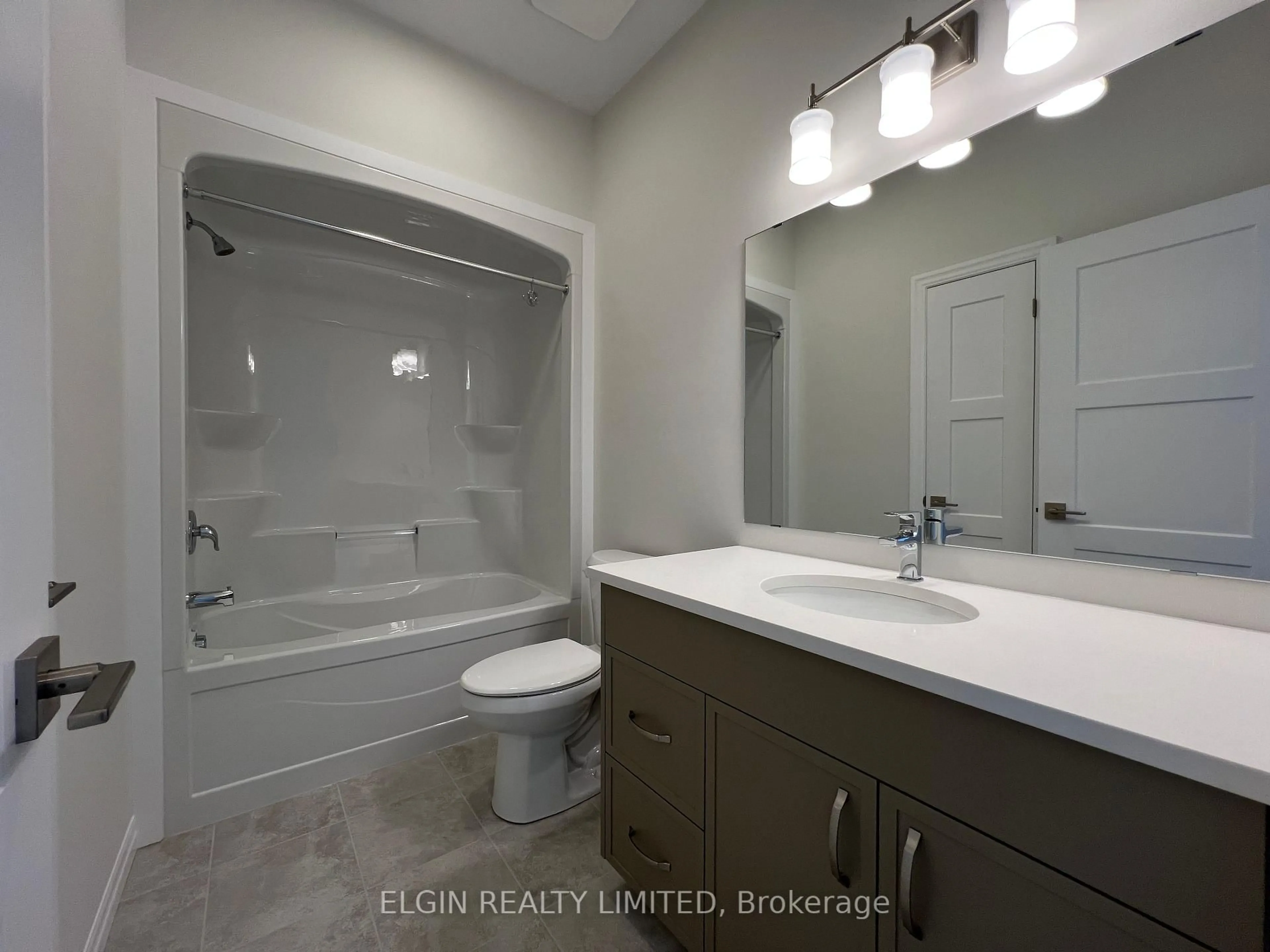 Standard bathroom, ceramic/tile floor for 45 Hemlock Cres, Aylmer Ontario N5H 0C1