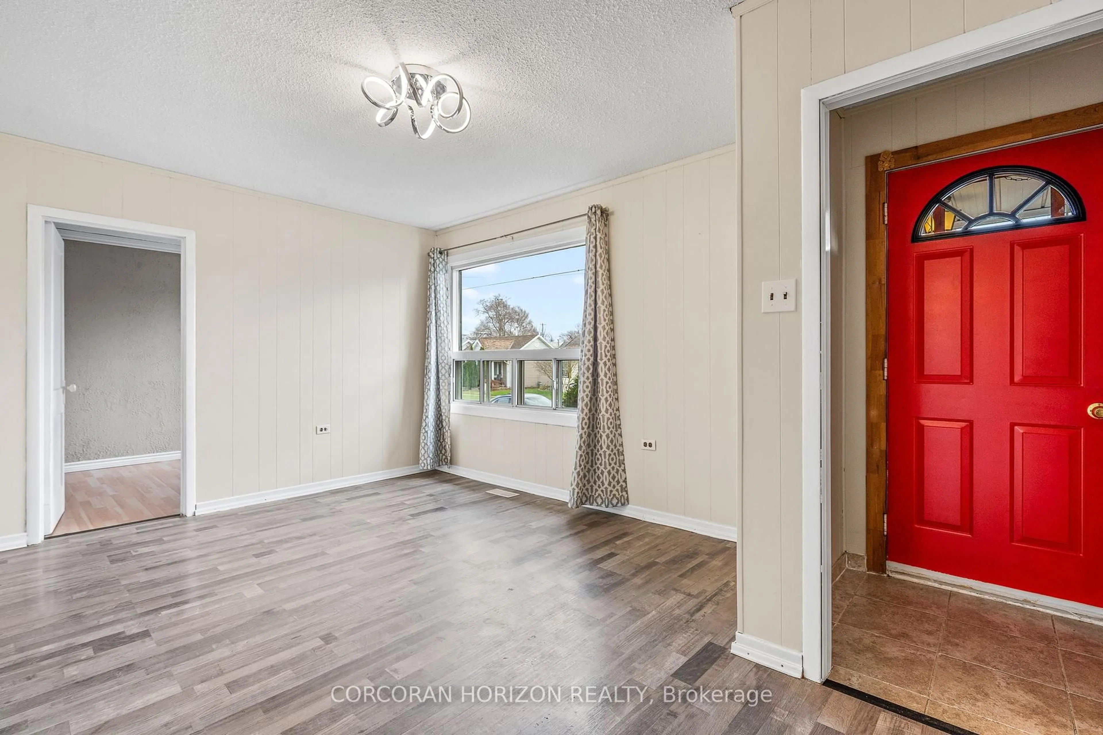 Indoor entryway for 11 Beverly St, St. Catharines Ontario L2P 2J9