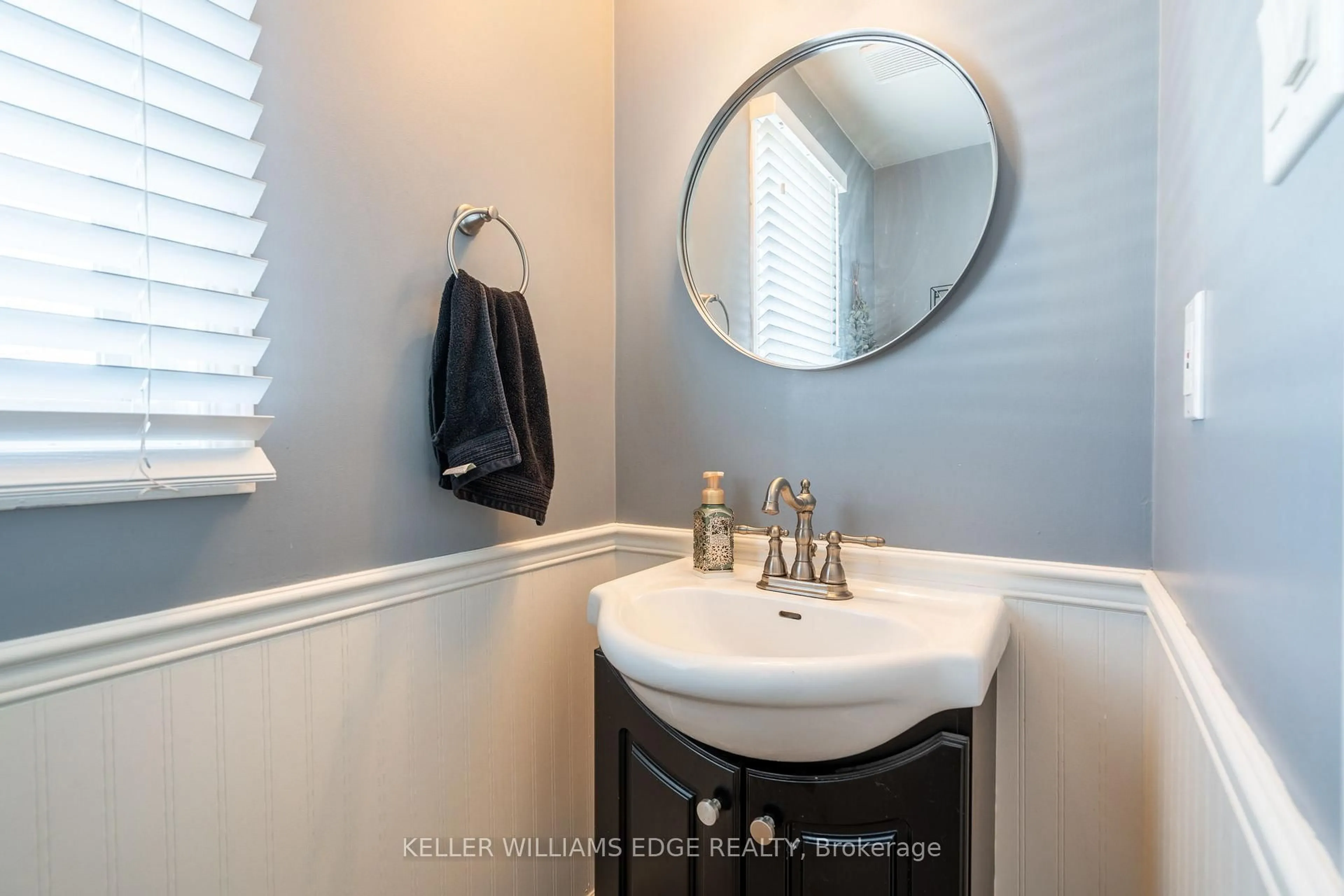 Standard bathroom, ceramic/tile floor for 2 Bronte Crt, Hamilton Ontario L9H 7N2