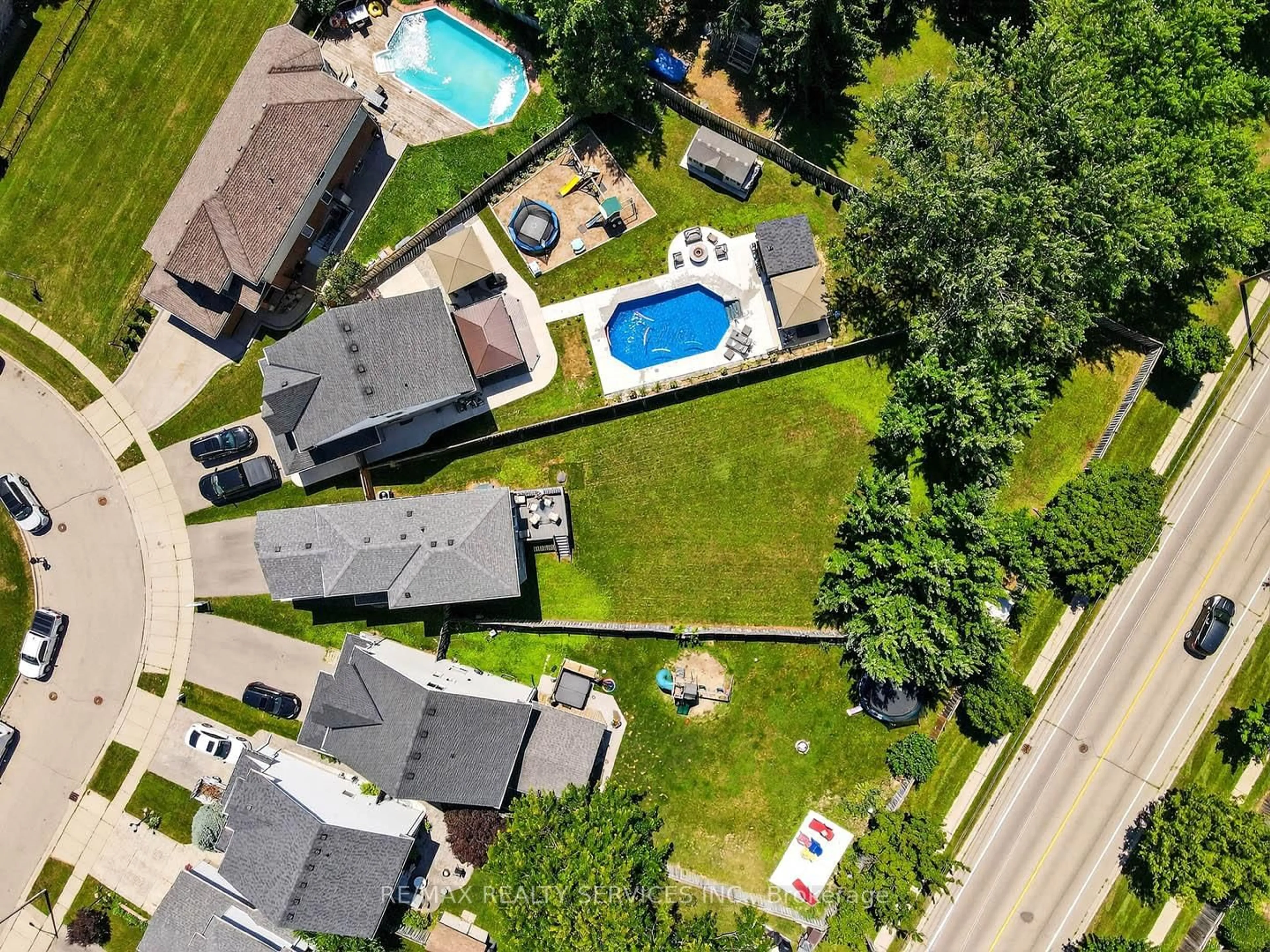 A pic from outside/outdoor area/front of a property/back of a property/a pic from drone, street for 28 Calvin Crt, Cambridge Ontario N3C 4J5