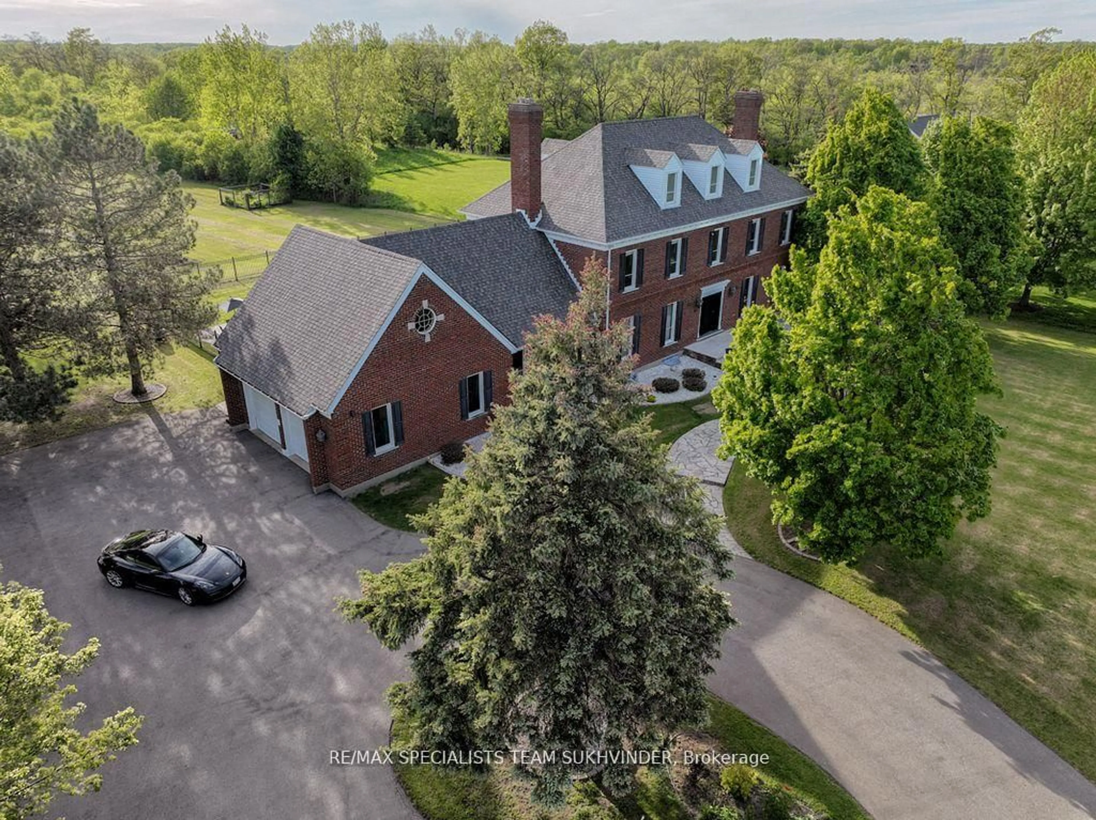 A pic from outside/outdoor area/front of a property/back of a property/a pic from drone, street for 891 Rosehill Rd, Fort Erie Ontario L2A 5M4