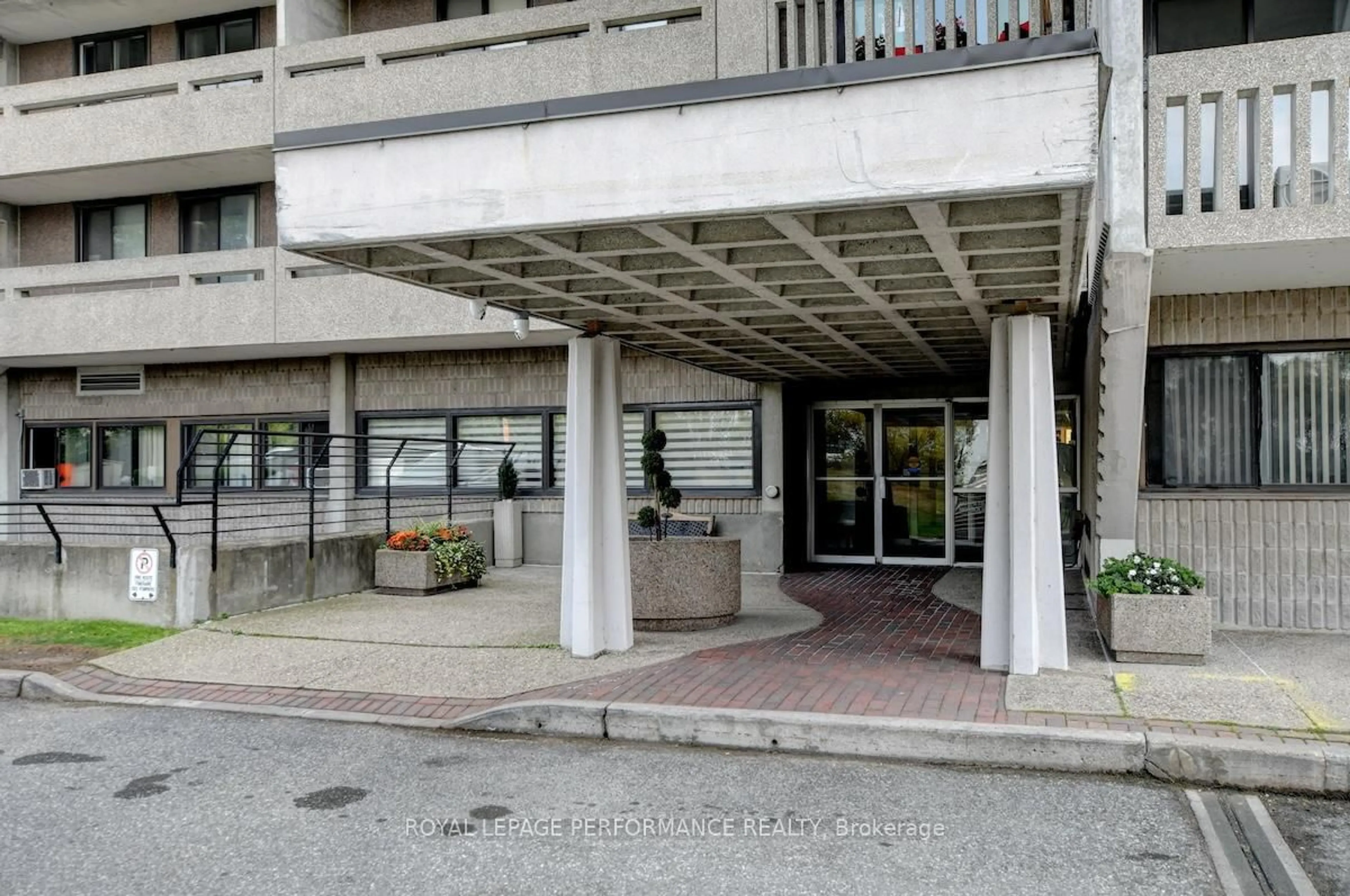 Indoor foyer for 415 Greenview Ave #404, Ottawa Ontario K2B 8G5