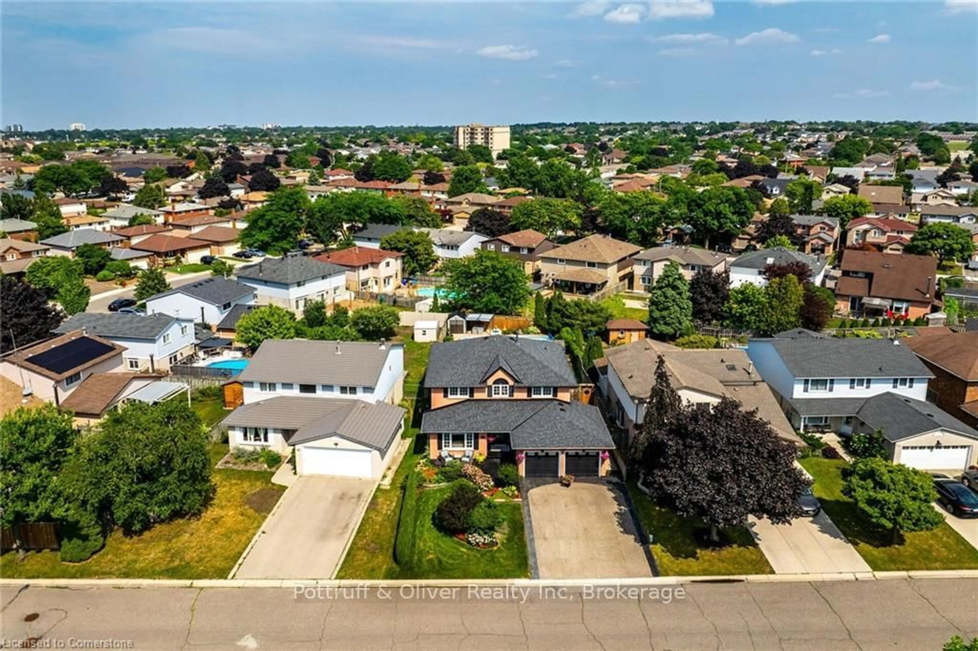 A pic from outside/outdoor area/front of a property/back of a property/a pic from drone, street for 45 DUBLIN Dr, Hamilton Ontario L9B 1Z9