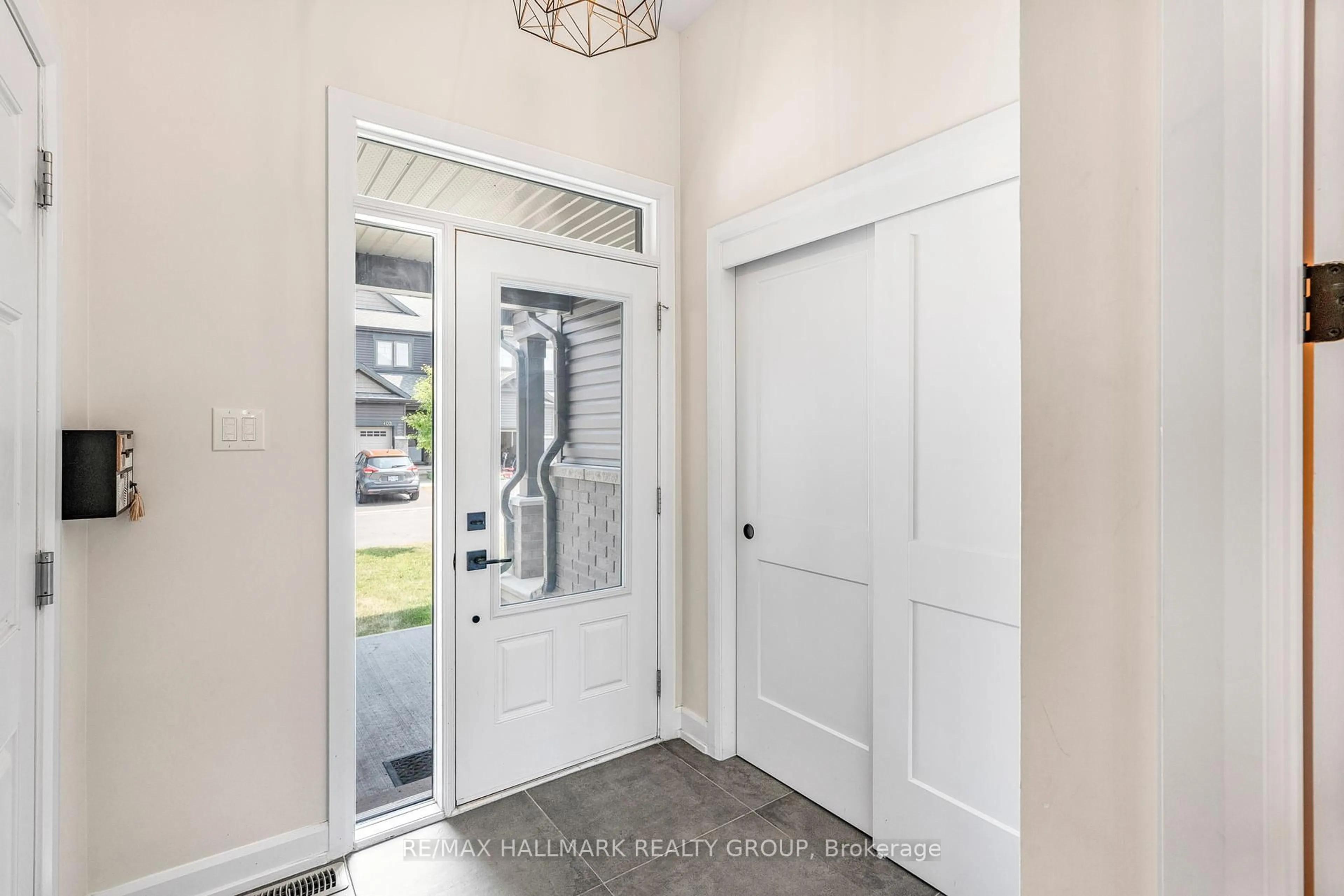 Indoor entryway for 404 Premiere Lane, Clarence-Rockland Ontario K4K 0M7