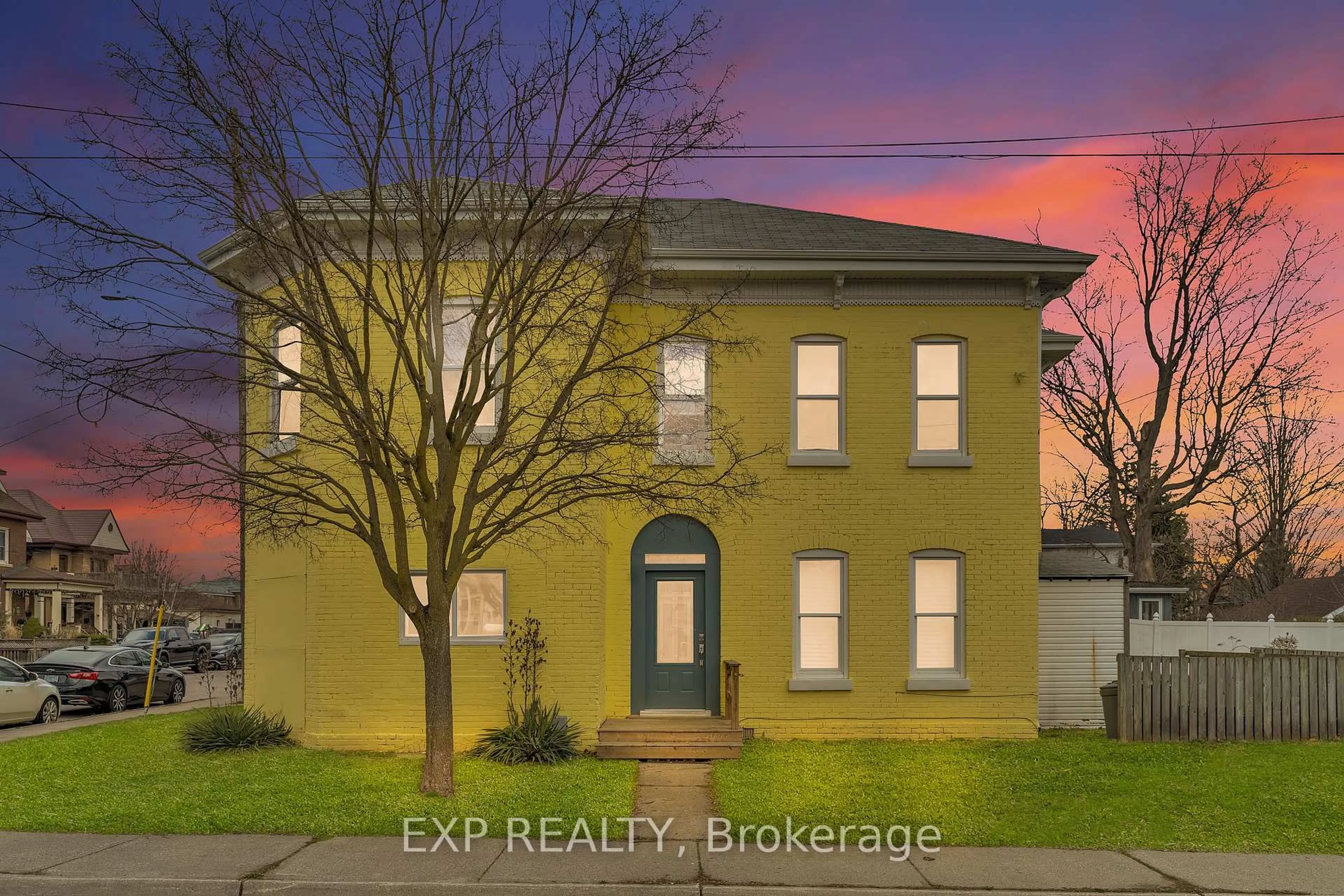 A pic from outside/outdoor area/front of a property/back of a property/a pic from drone, building for 44 Mary St, Brantford Ontario N3S 3B1