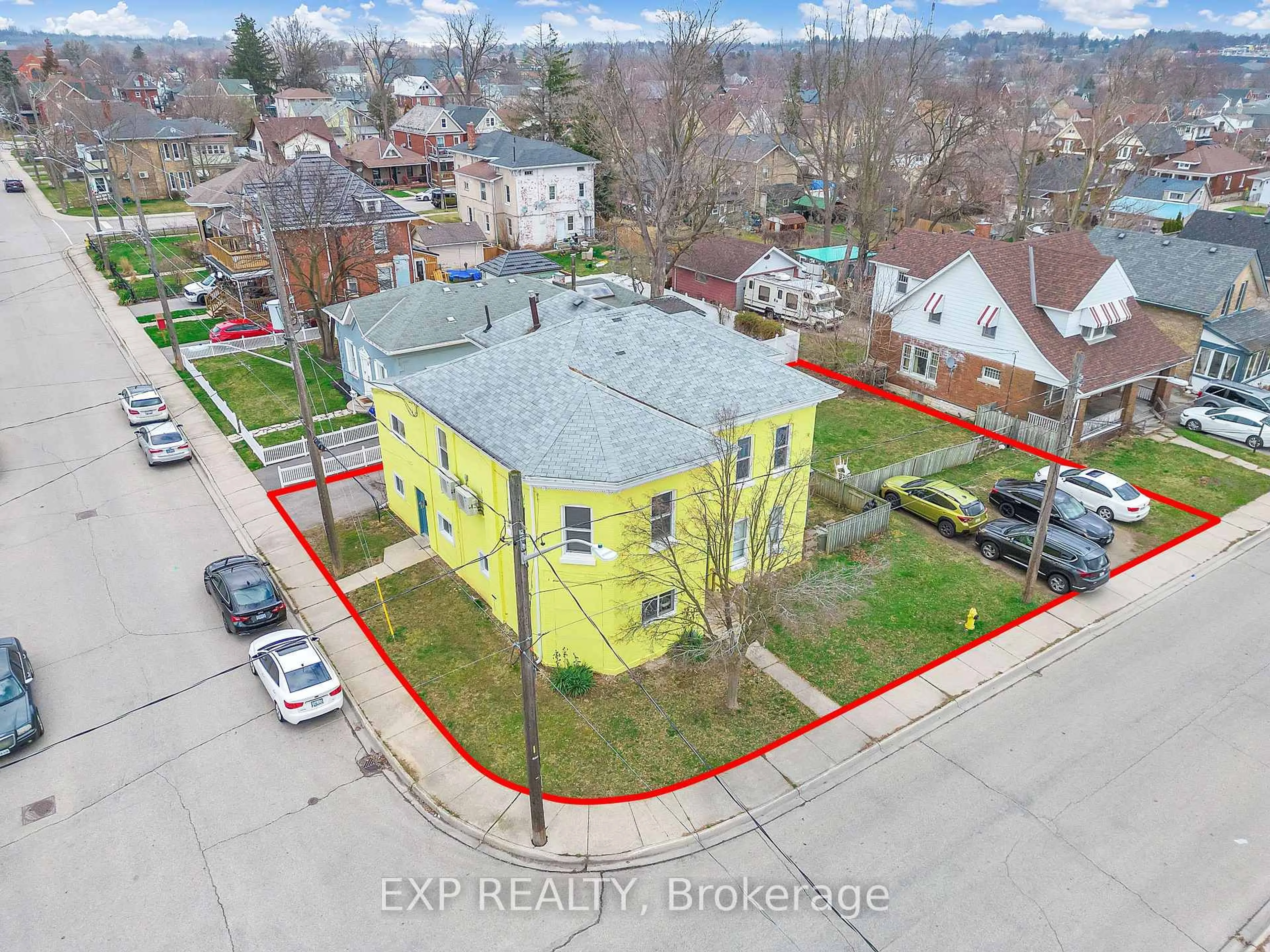 A pic from outside/outdoor area/front of a property/back of a property/a pic from drone, building for 44 Mary St, Brantford Ontario N3S 3B1