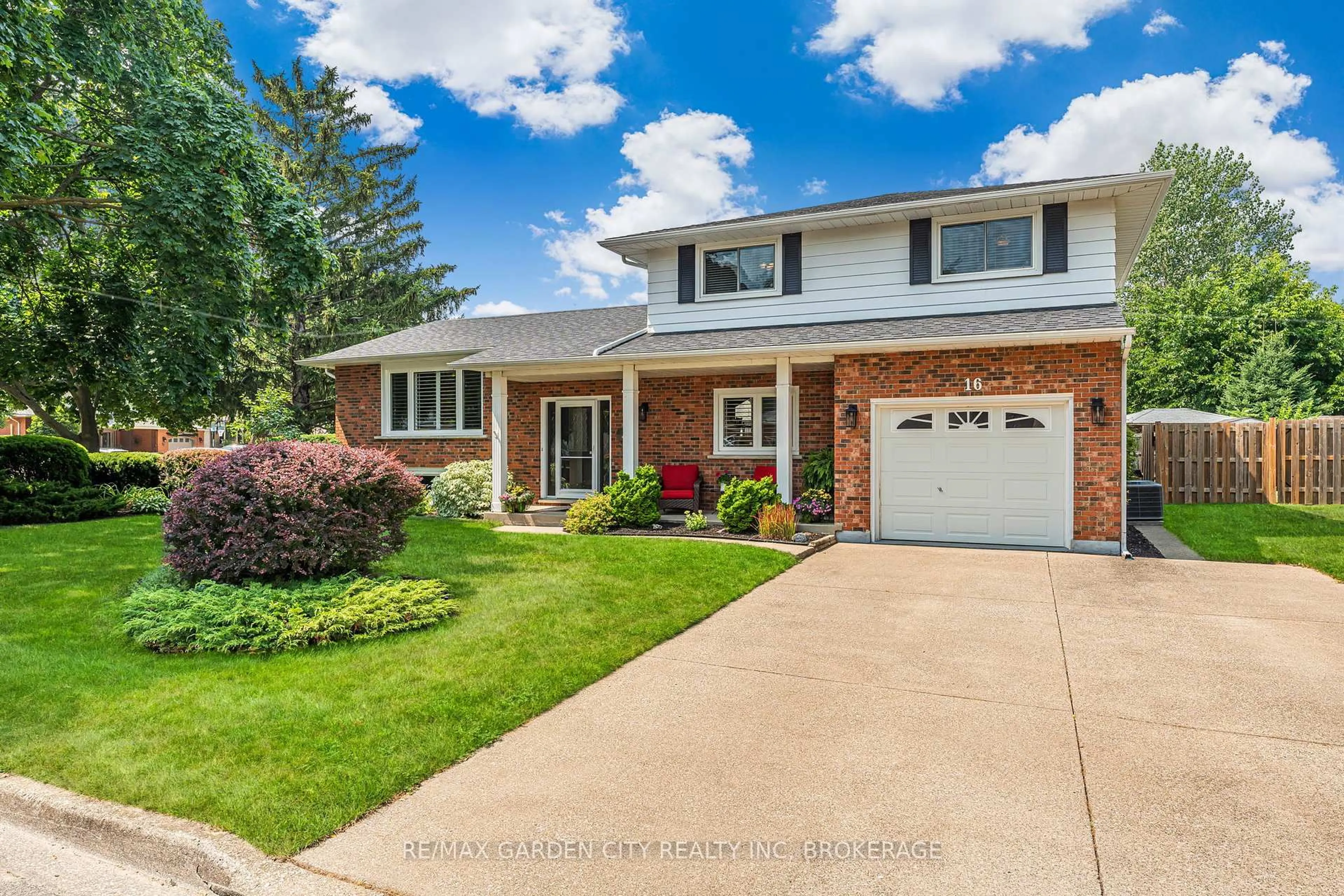 Home with vinyl exterior material, street for 16 Meadowbrook Cres, St. Catharines Ontario L2M 7H1